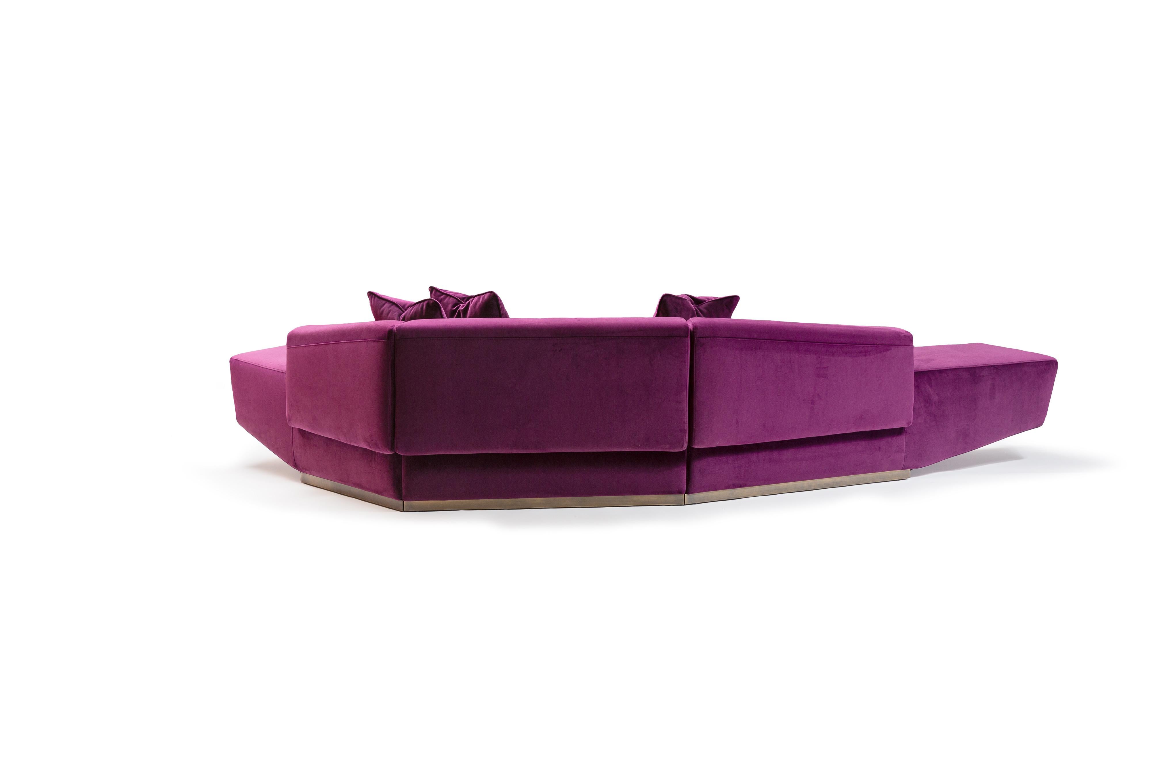 Moderne Divano Dubhè in velluto viola con base in metallo ottone anticato en vente