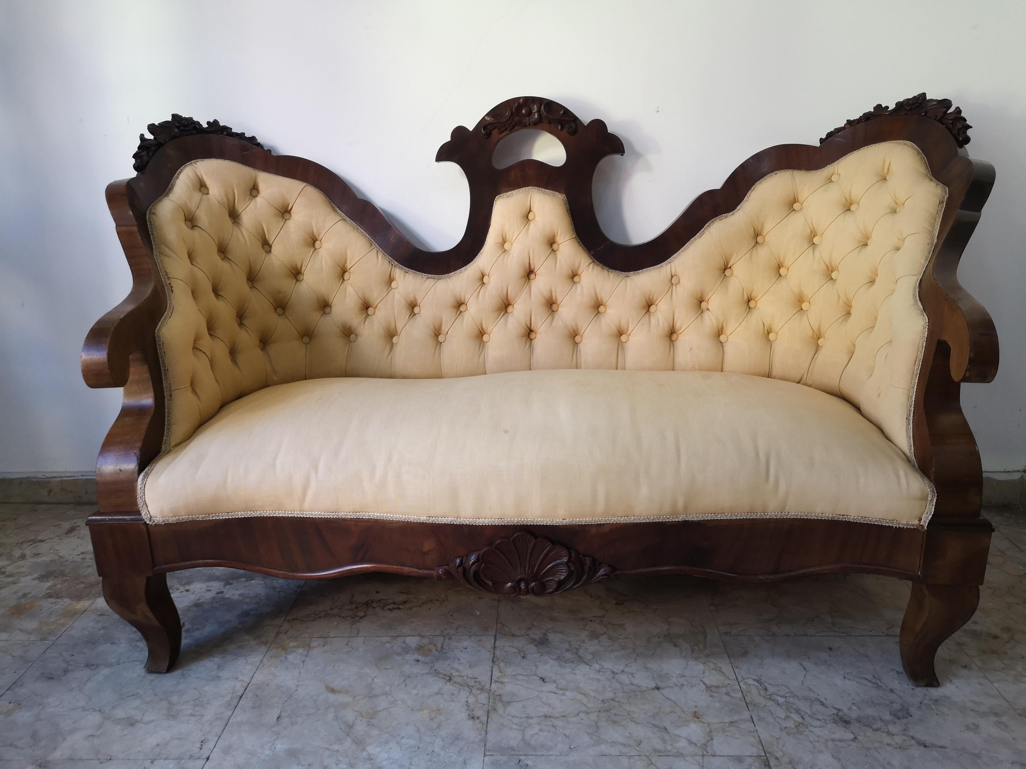 Zweisitziges Louis-Philippe-Sofa, 1870 - 1880. Hergestellt aus Nussbaumholz und Stoff. In gutem Zustand.