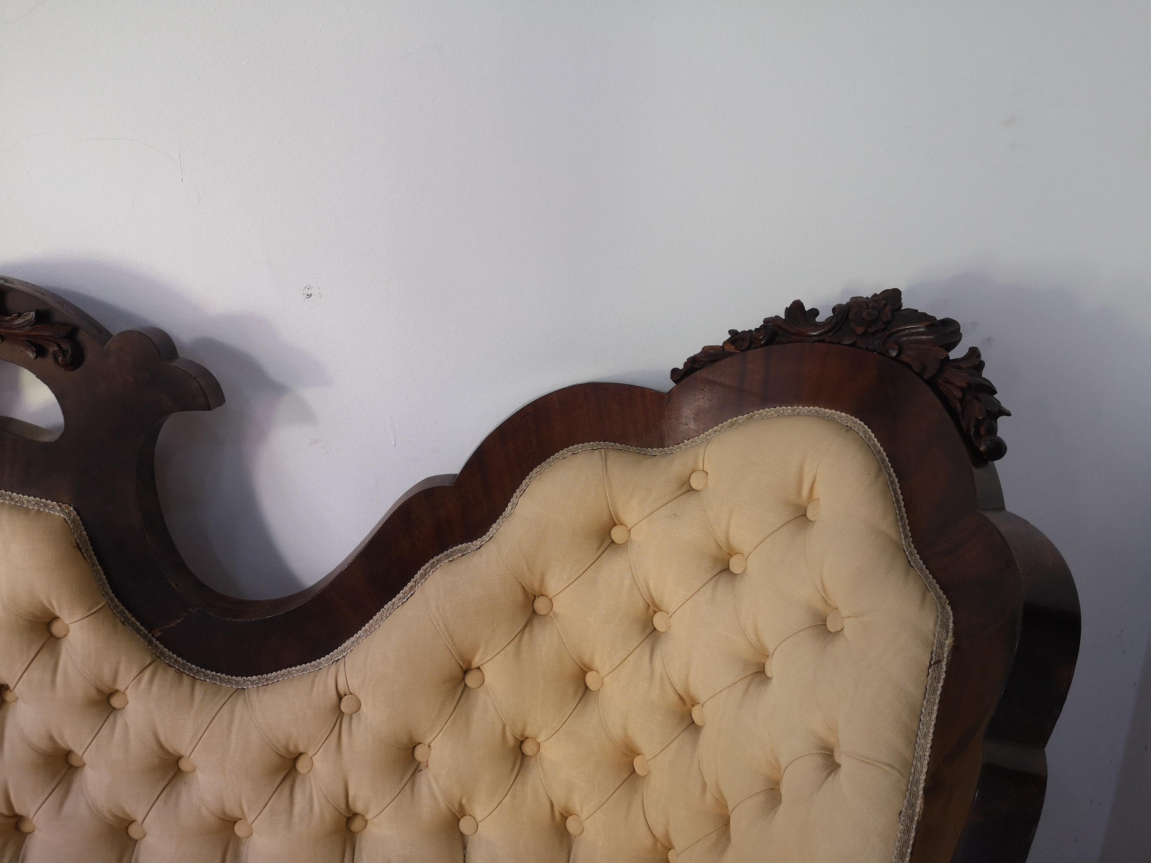 Zweisitziges Louis-Philippe-Sofa aus Nussbaum und Stoff, 19. Jahrhundert im Zustand „Gut“ im Angebot in Catania, IT
