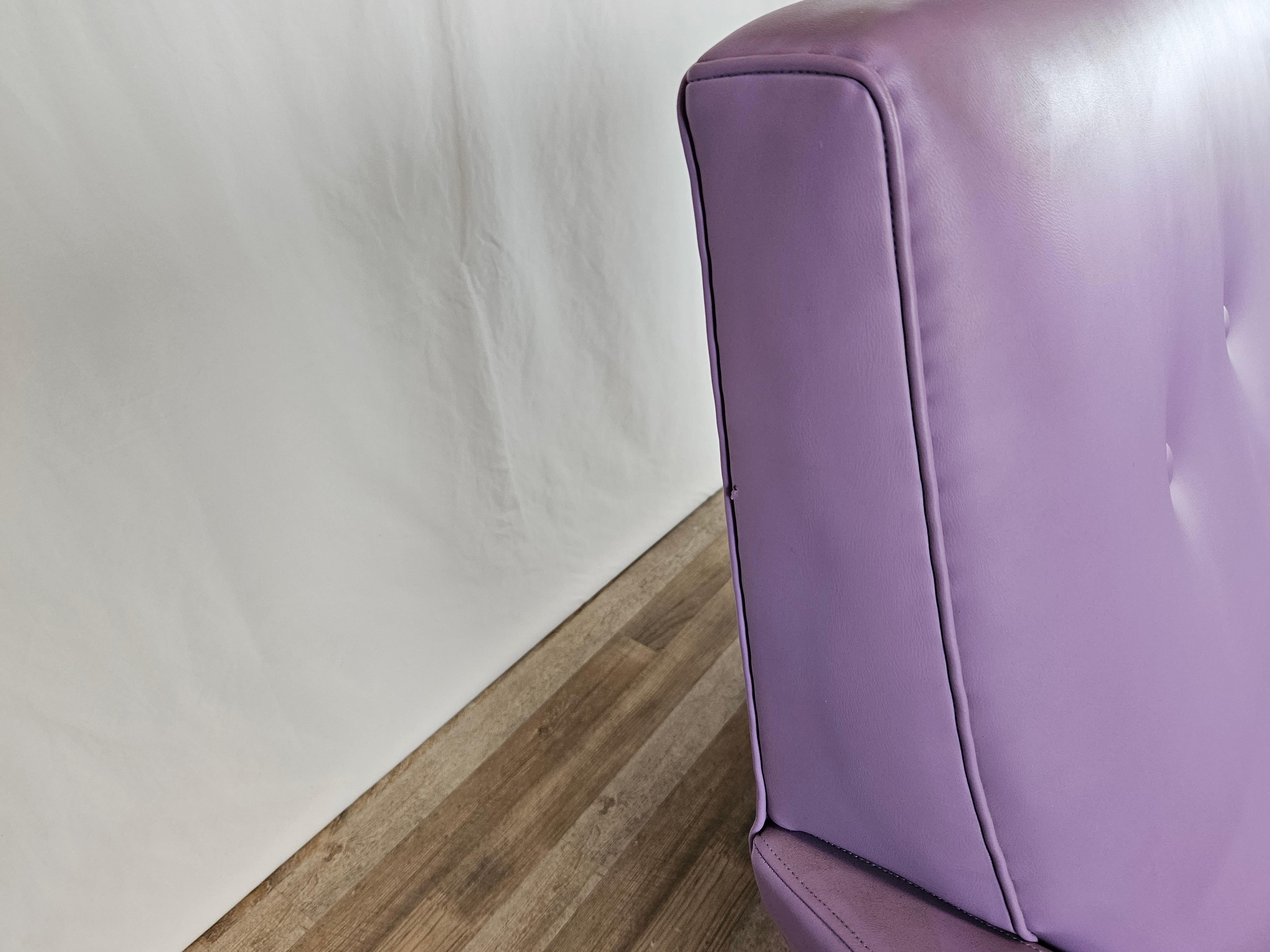 Zweisitziges Mid-Century-Sofa aus fliederfarbenem Kunstleder und Eisen im Angebot 5