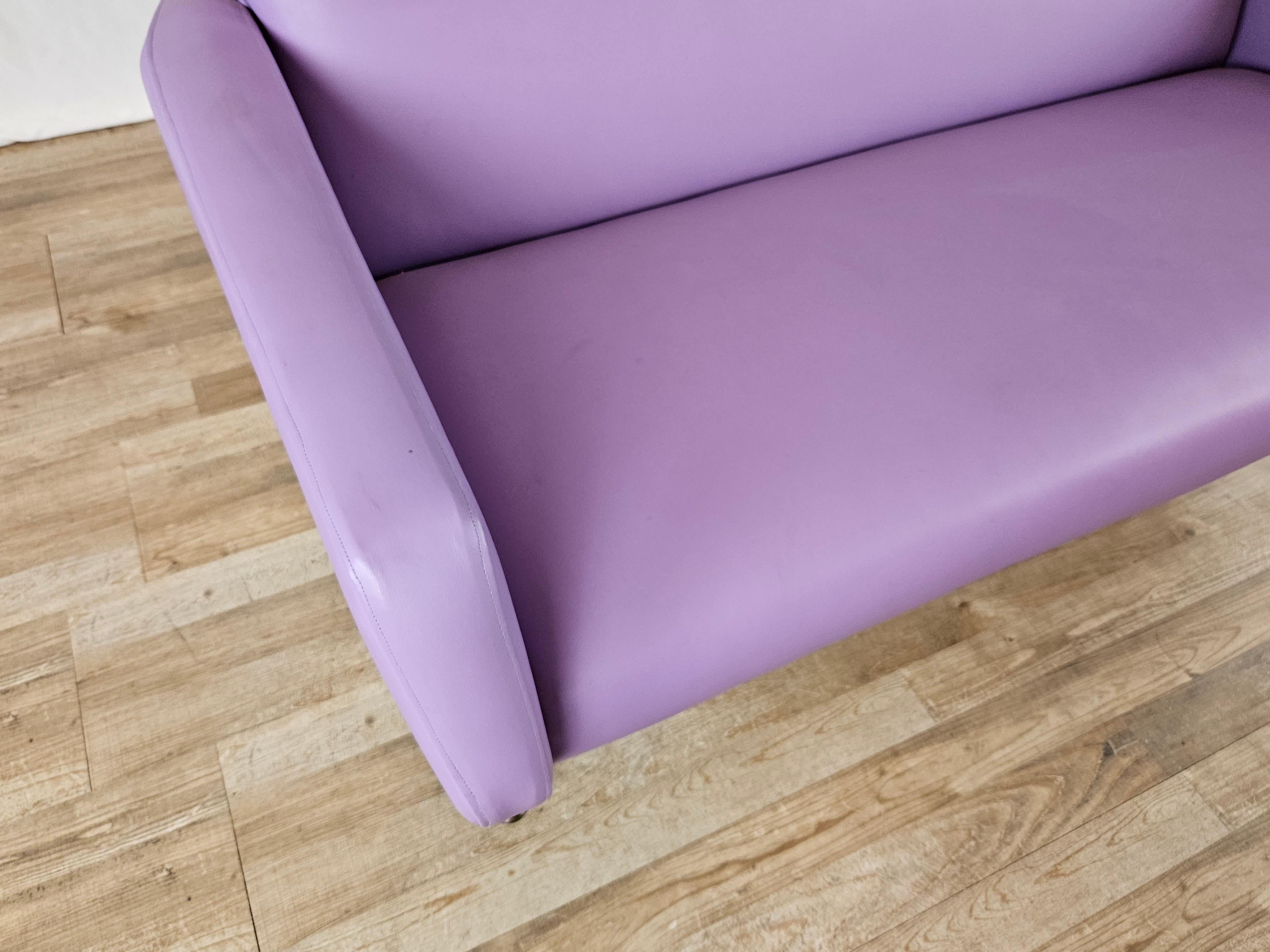 Zweisitziges Mid-Century-Sofa aus fliederfarbenem Kunstleder und Eisen im Angebot 7