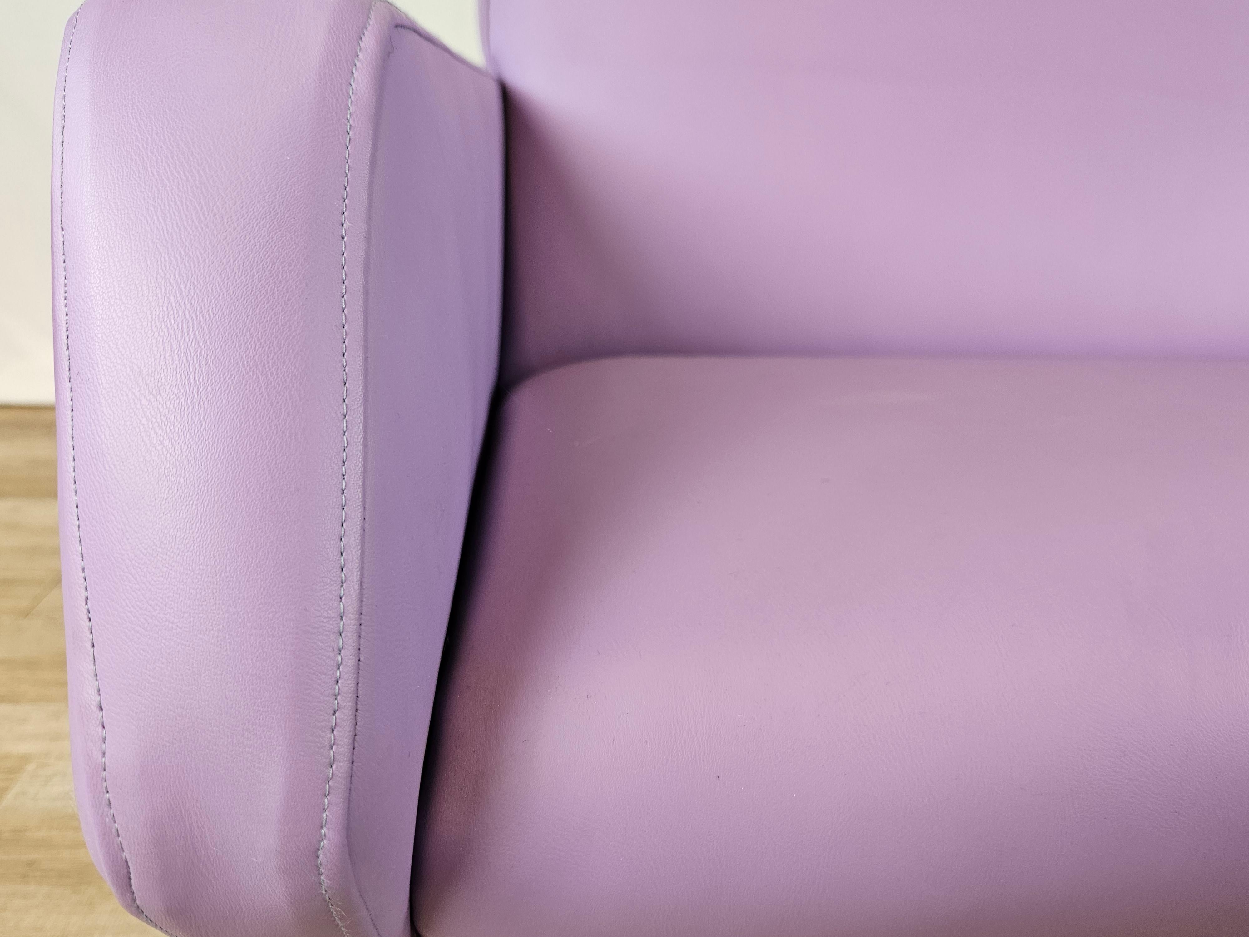Zweisitziges Mid-Century-Sofa aus fliederfarbenem Kunstleder und Eisen im Angebot 9