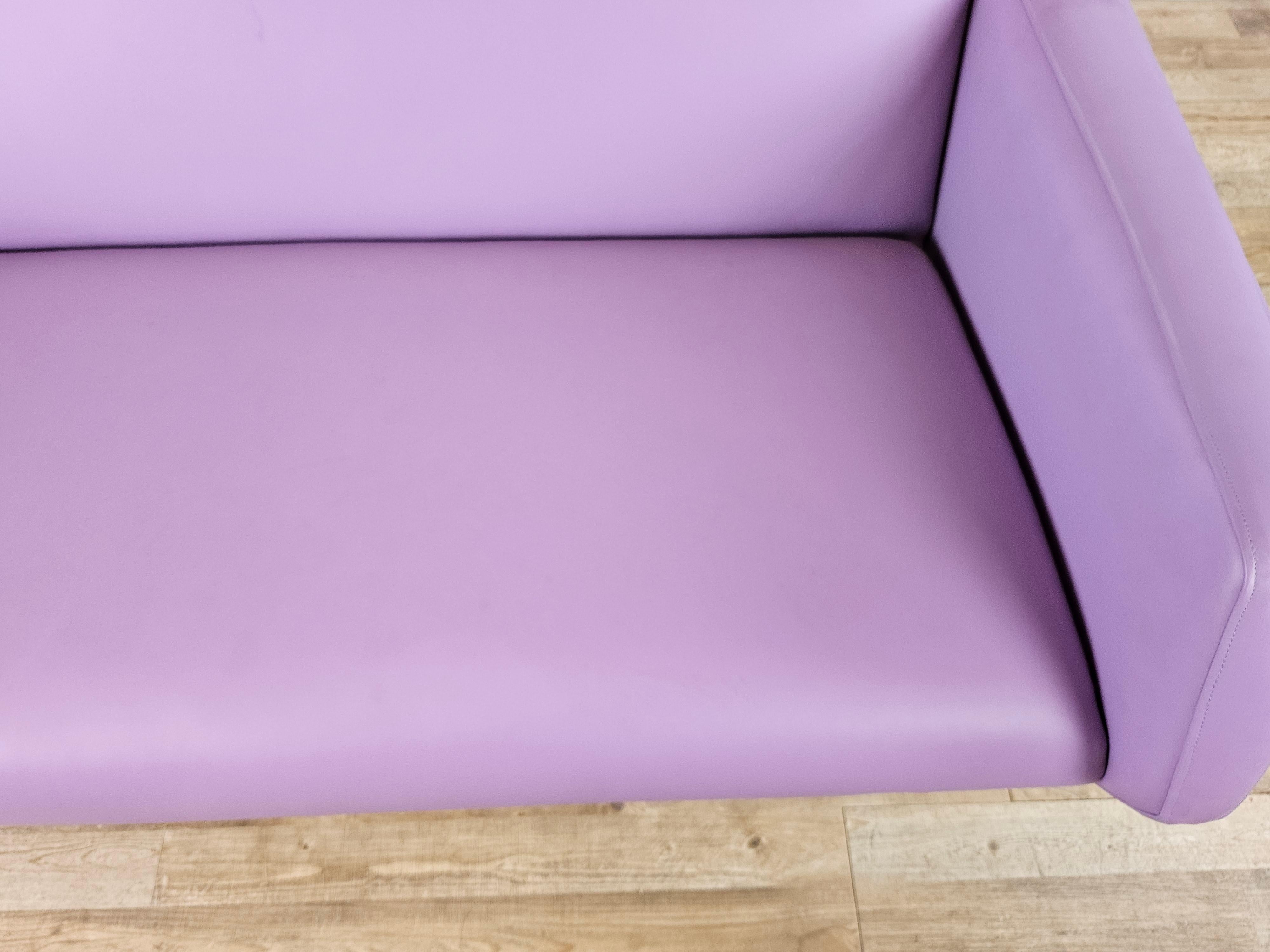 Zweisitziges Mid-Century-Sofa aus fliederfarbenem Kunstleder und Eisen im Angebot 10