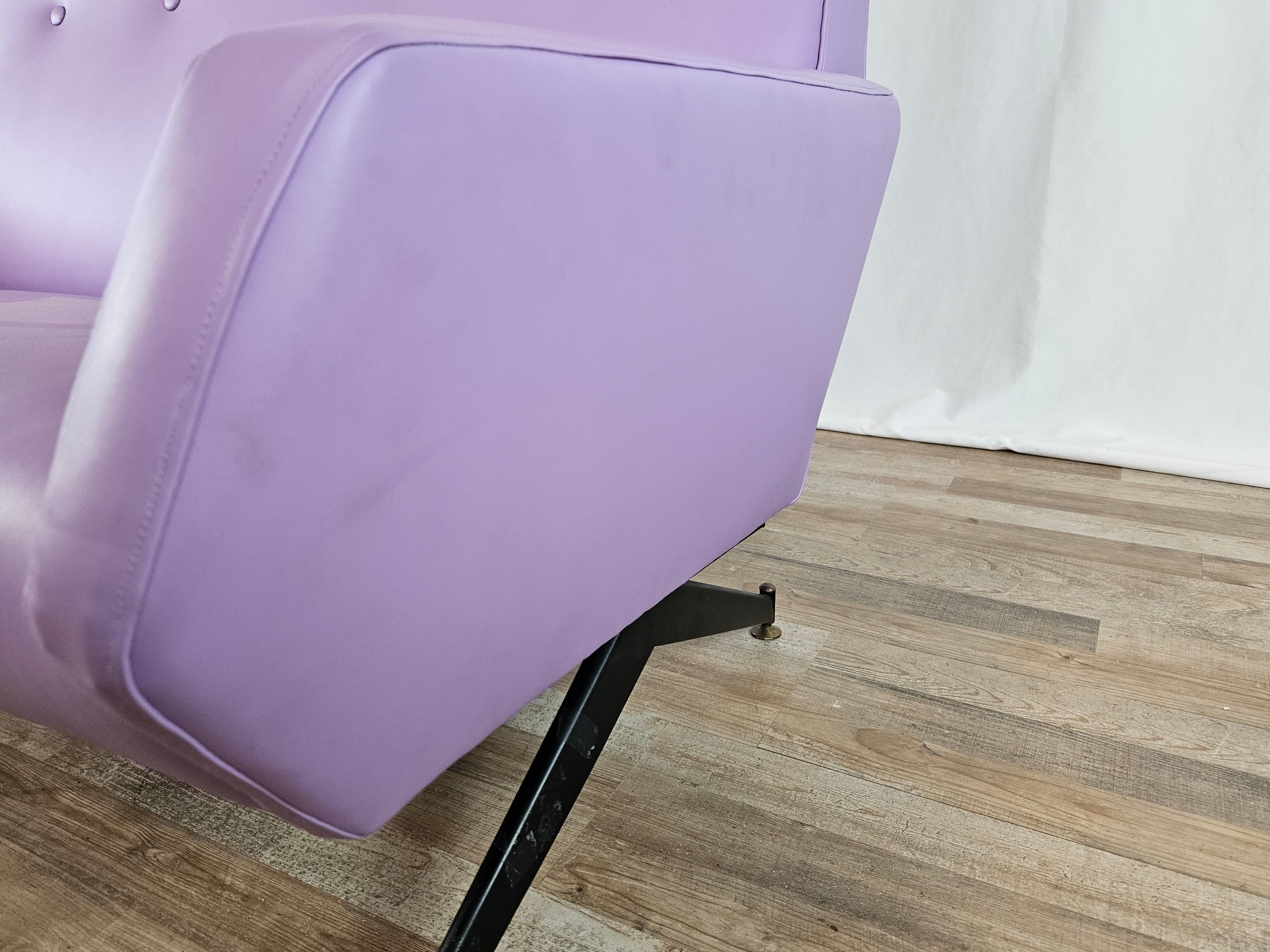 Zweisitziges Mid-Century-Sofa aus fliederfarbenem Kunstleder und Eisen im Angebot 11