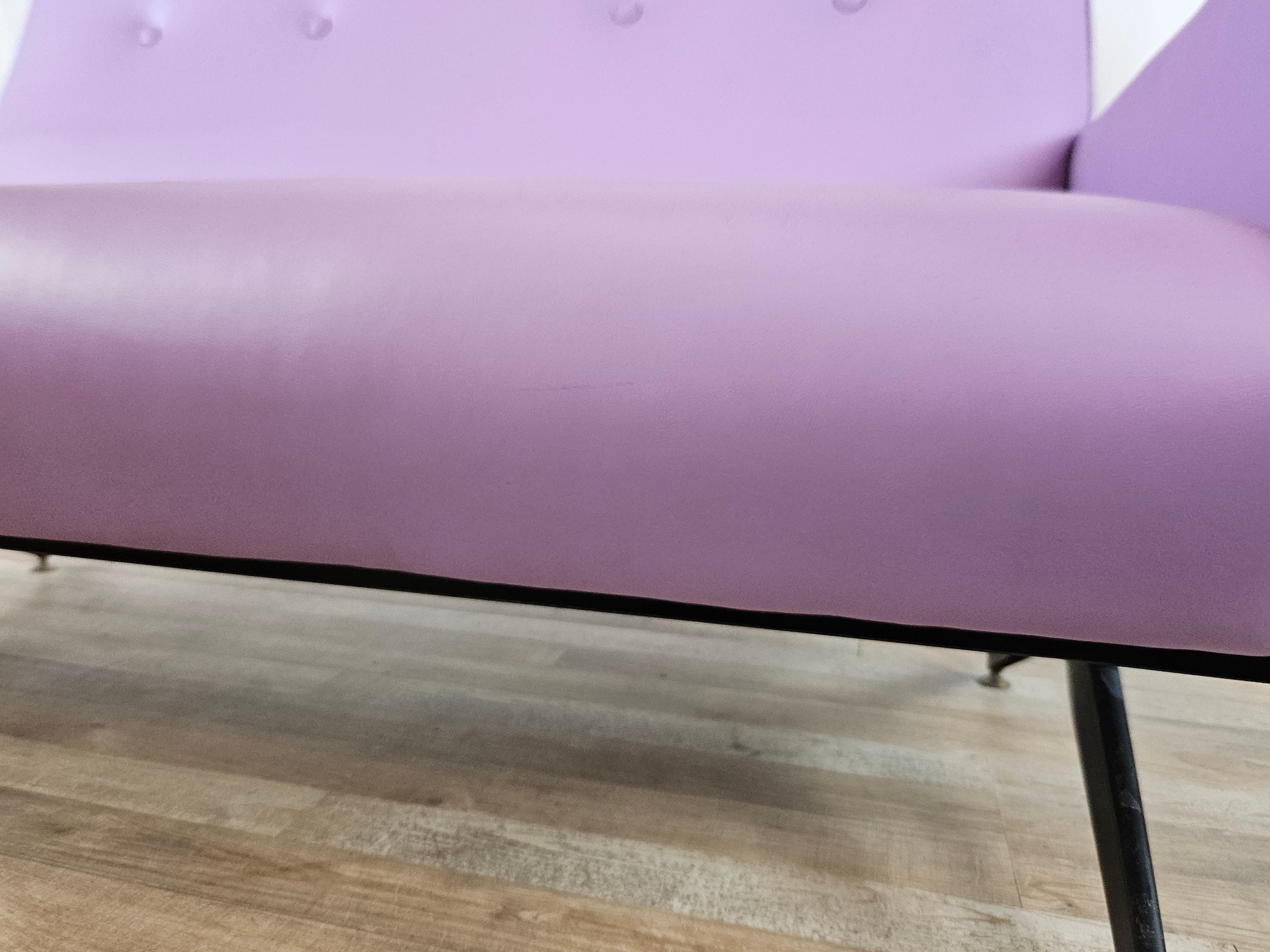 Zweisitziges Mid-Century-Sofa aus fliederfarbenem Kunstleder und Eisen im Angebot 13