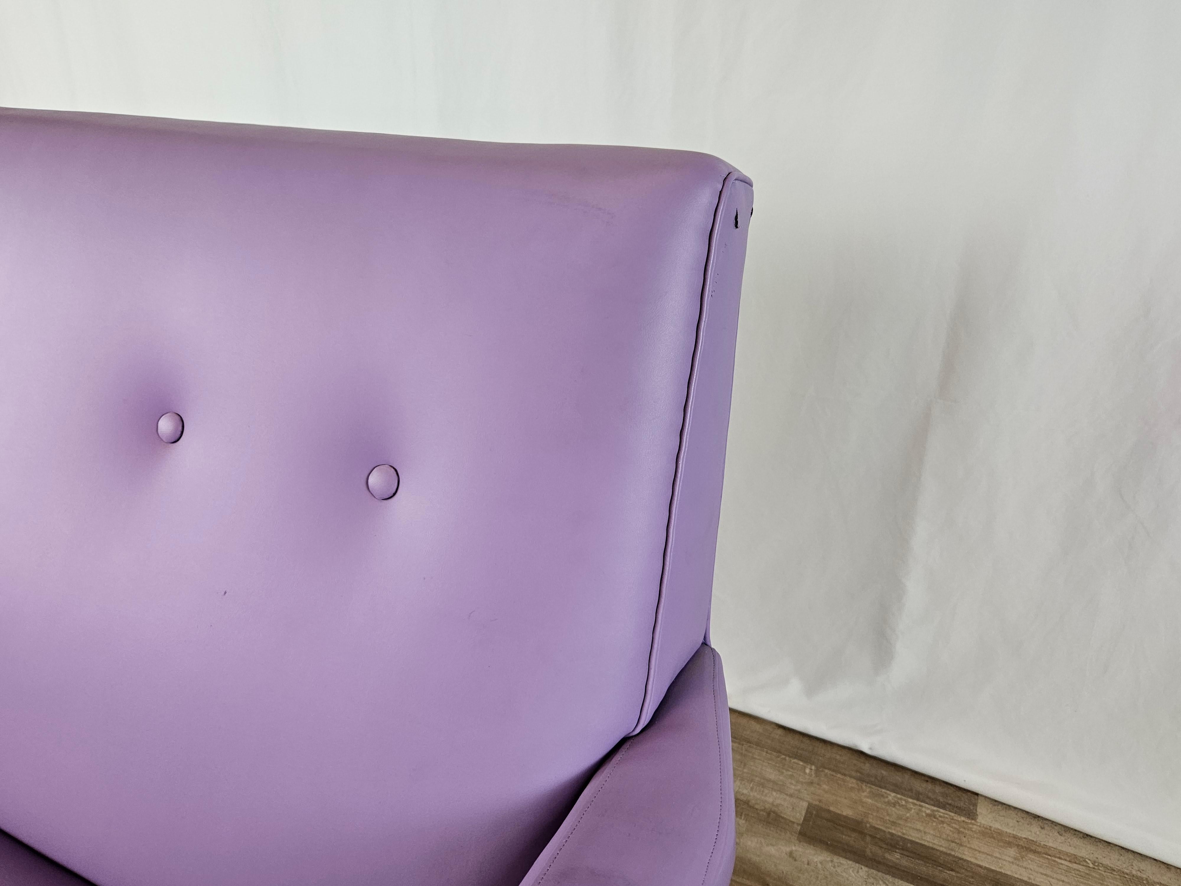 Mid Century two-seater sofa in lilac leatherette and iron For Sale 1