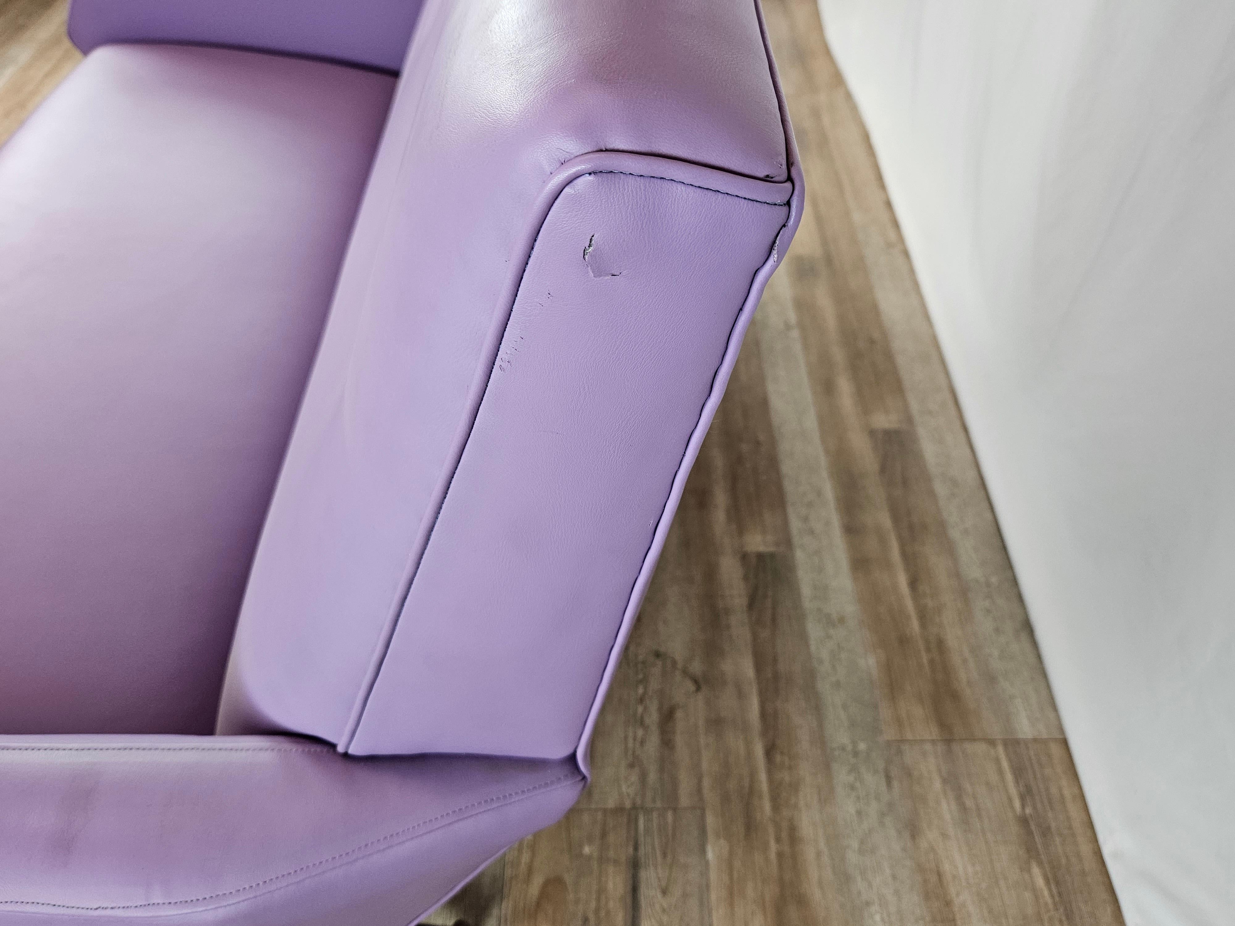 Zweisitziges Mid-Century-Sofa aus fliederfarbenem Kunstleder und Eisen im Angebot 2