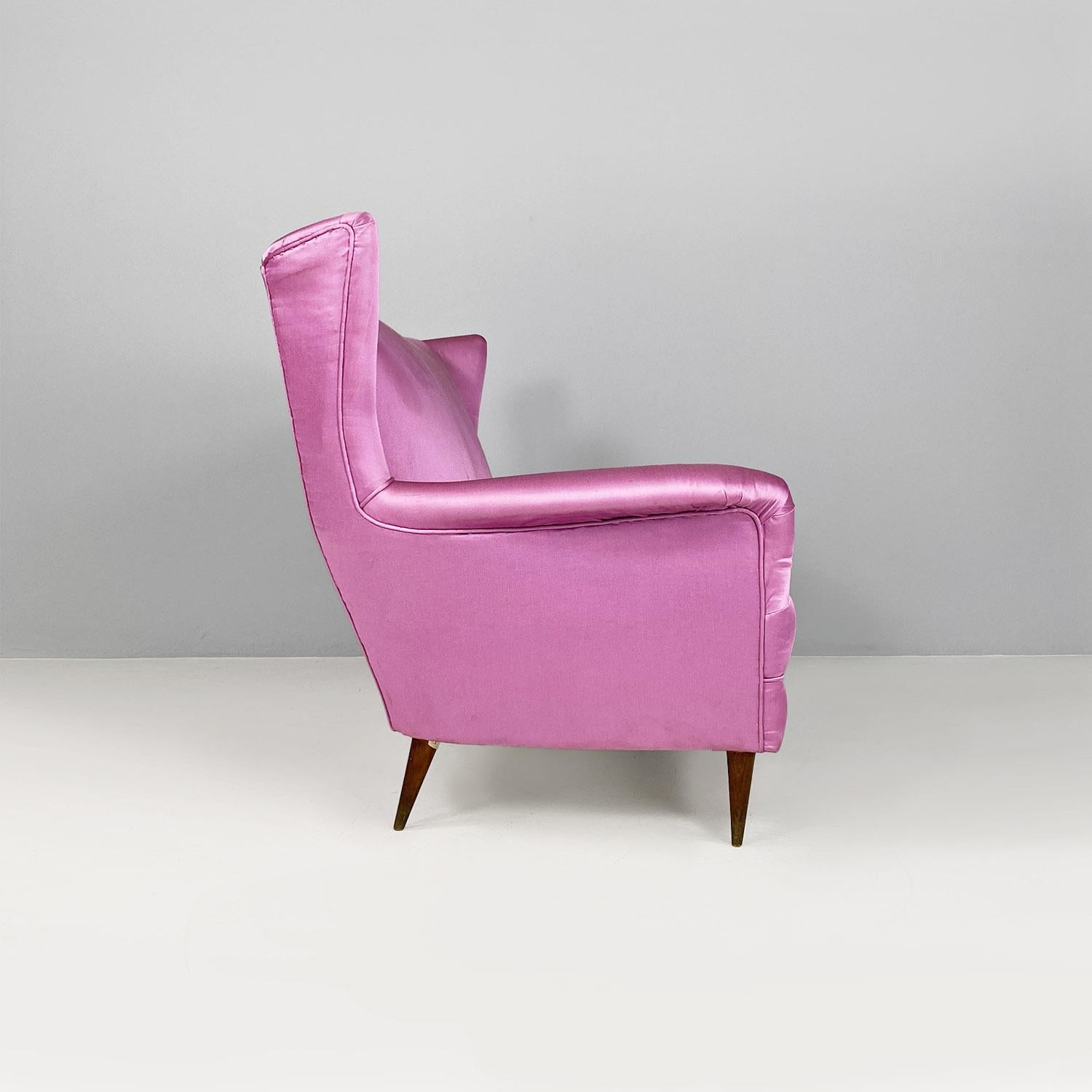 Divano due posti, modernariato italiano, in seta rosa e piedini in legno, 1950s In Good Condition For Sale In MIlano, IT
