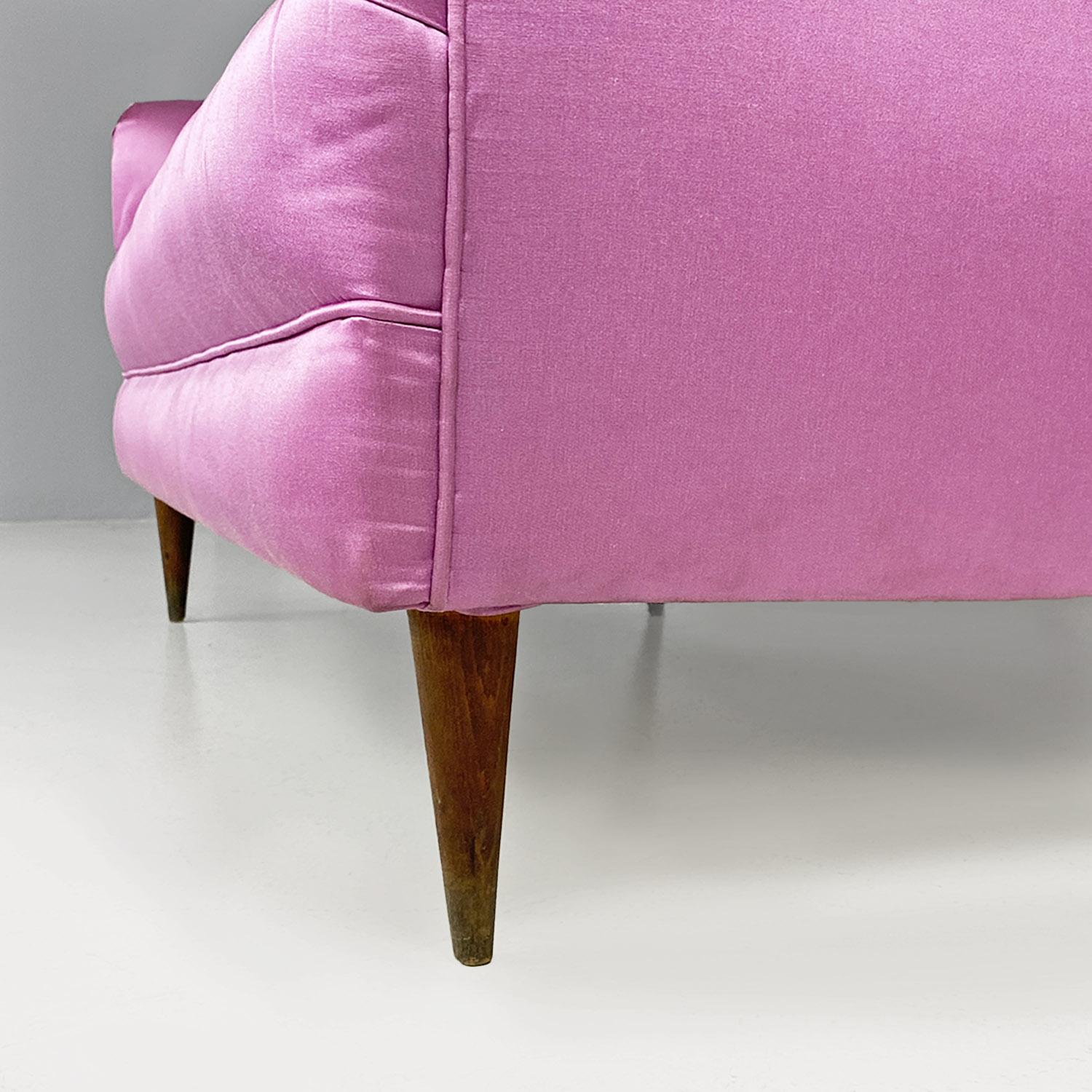 Silk Divano due posti, modernariato italiano, in seta rosa e piedini in legno, 1950s For Sale