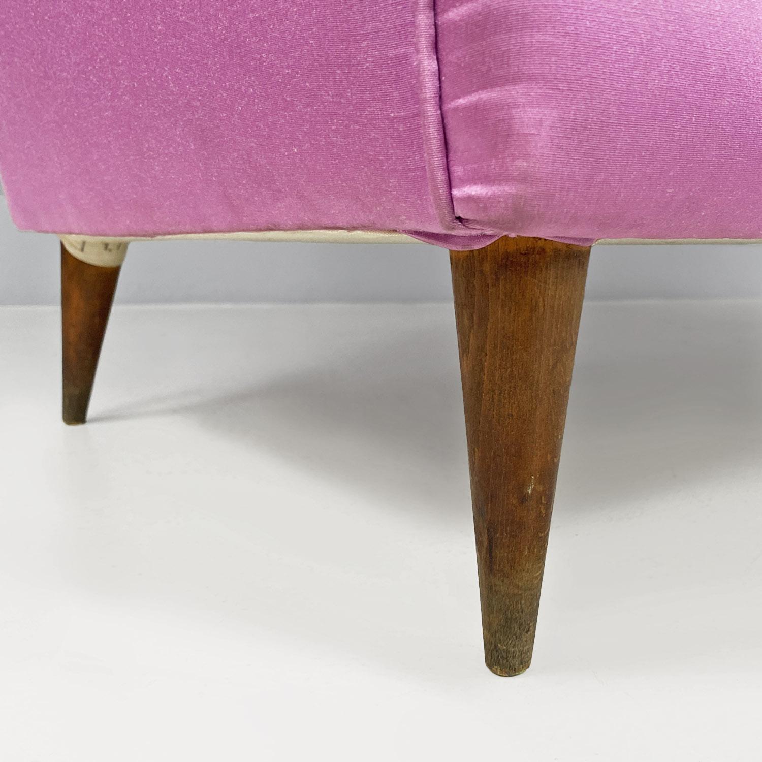 Divano due posti, modernariato italiano, in seta rosa e piedini in legno, 1950s For Sale 1