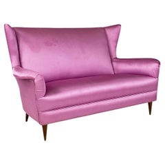 Divan deux places, modernariato italiano, en seta rosa et pieds en legno, années 1950