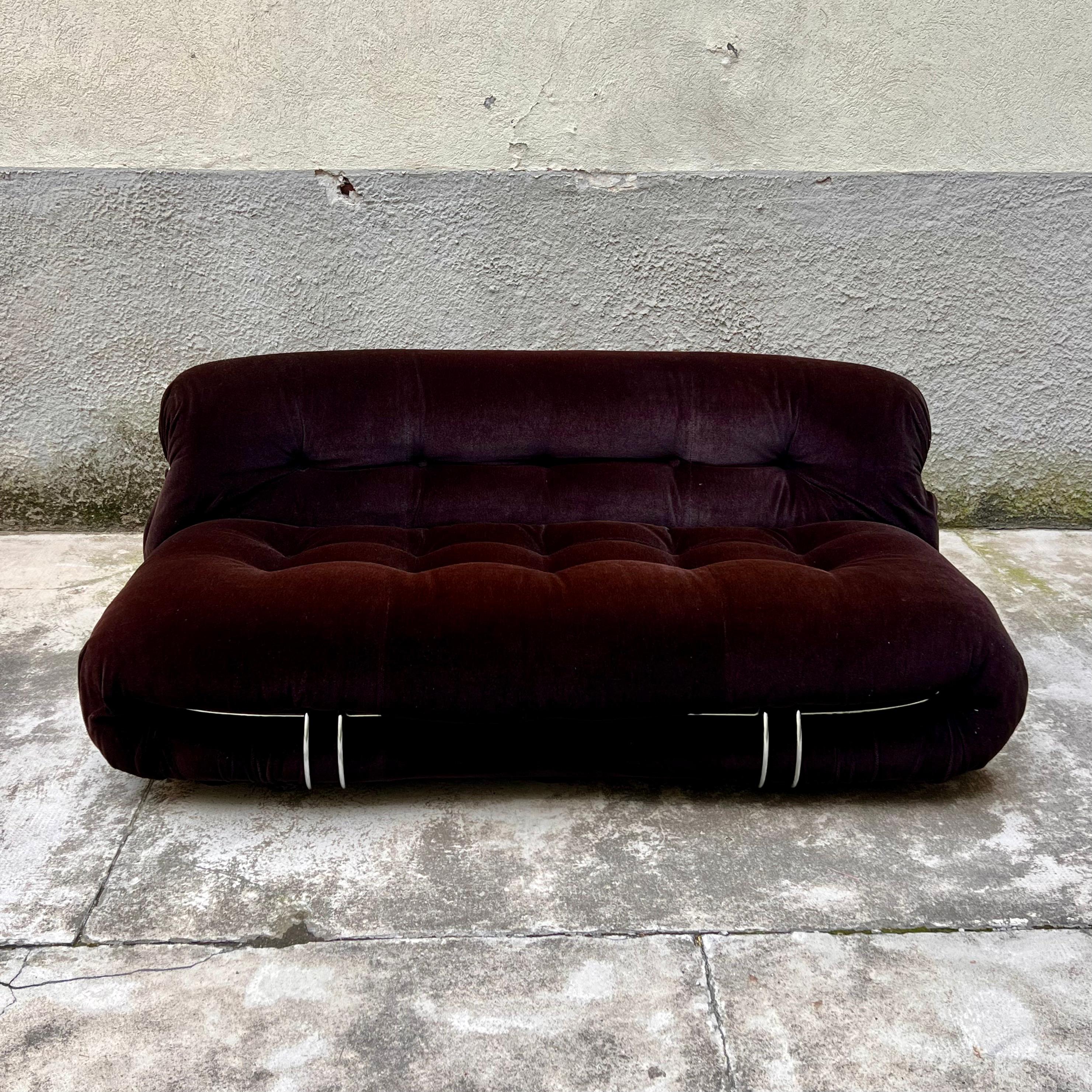 Stiamo proponendo un divano vintage Soriana, progettato dall'iconico duo di designer Afra e Tobia Scarpa e prodotto da Cassina negli anni '70. Questo sofà è un perfetto esempio di design italiano di alta classe, combinando comfort, eleganza e