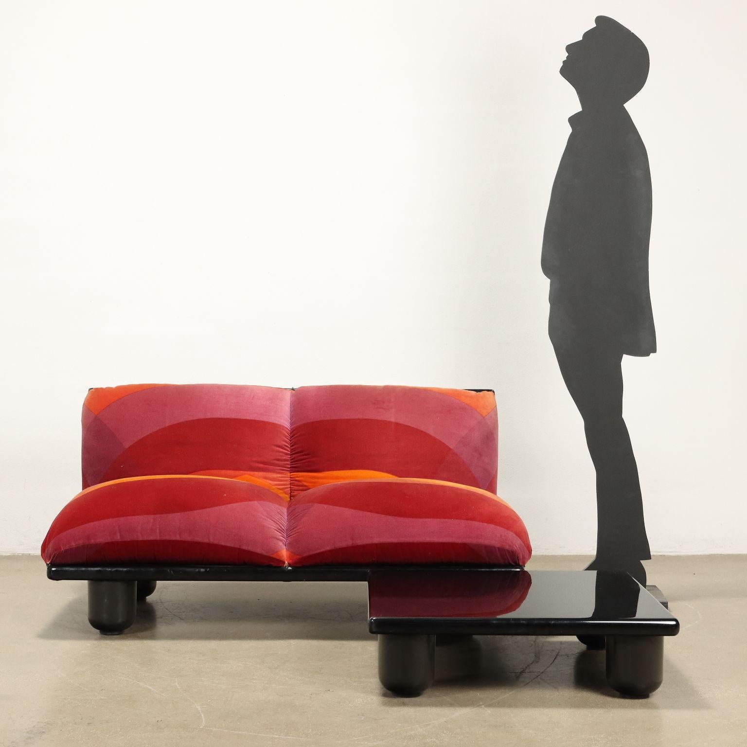 Set consisting of 2-seater sofa and coffee table. Lacquered wood, foam cushions and upholstery with special original velvet of the period. 
Coffee table size: 19 cm (height) x 70.5 cm x 70.5 cm
Good conditions.