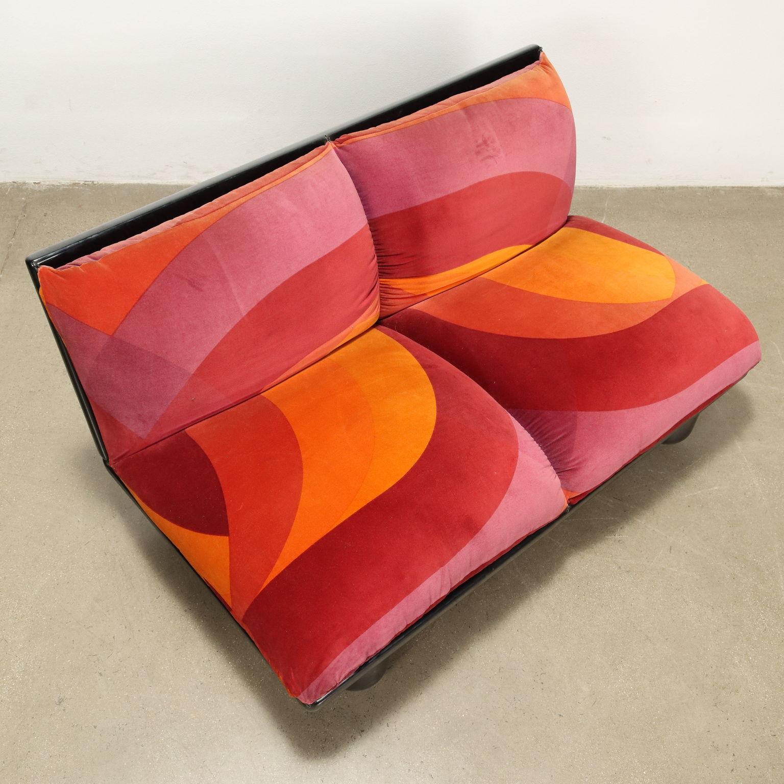 Lacquered Sofa and Coffee Table 'Blop' by Carlo Bartoli in velvet in shades of red 1970s