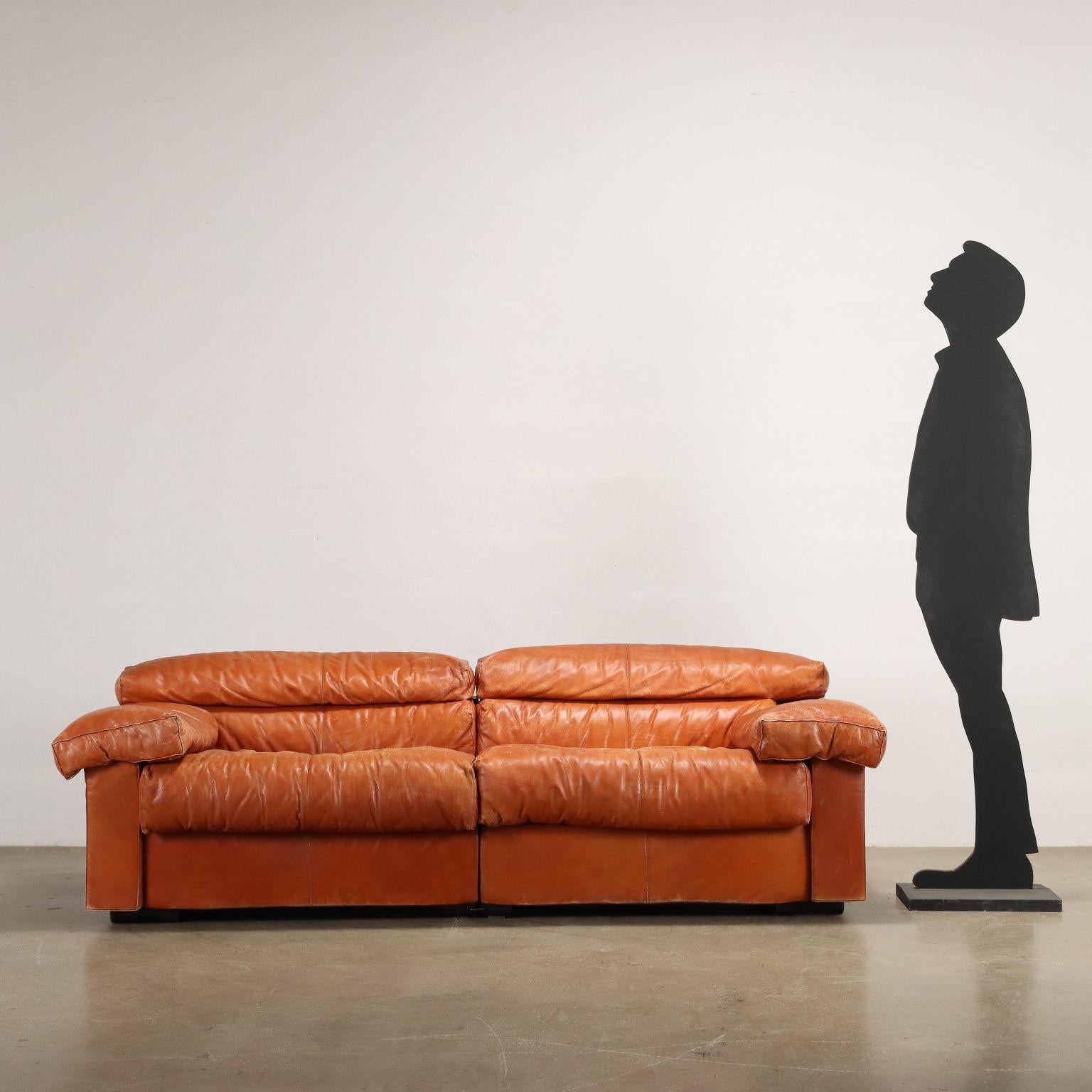2-Sitzer-Sofa, Schaumstoffpolsterung, Lederpolsterung. Ordentlicher Zustand, abgenutzte Lederpolsterung.