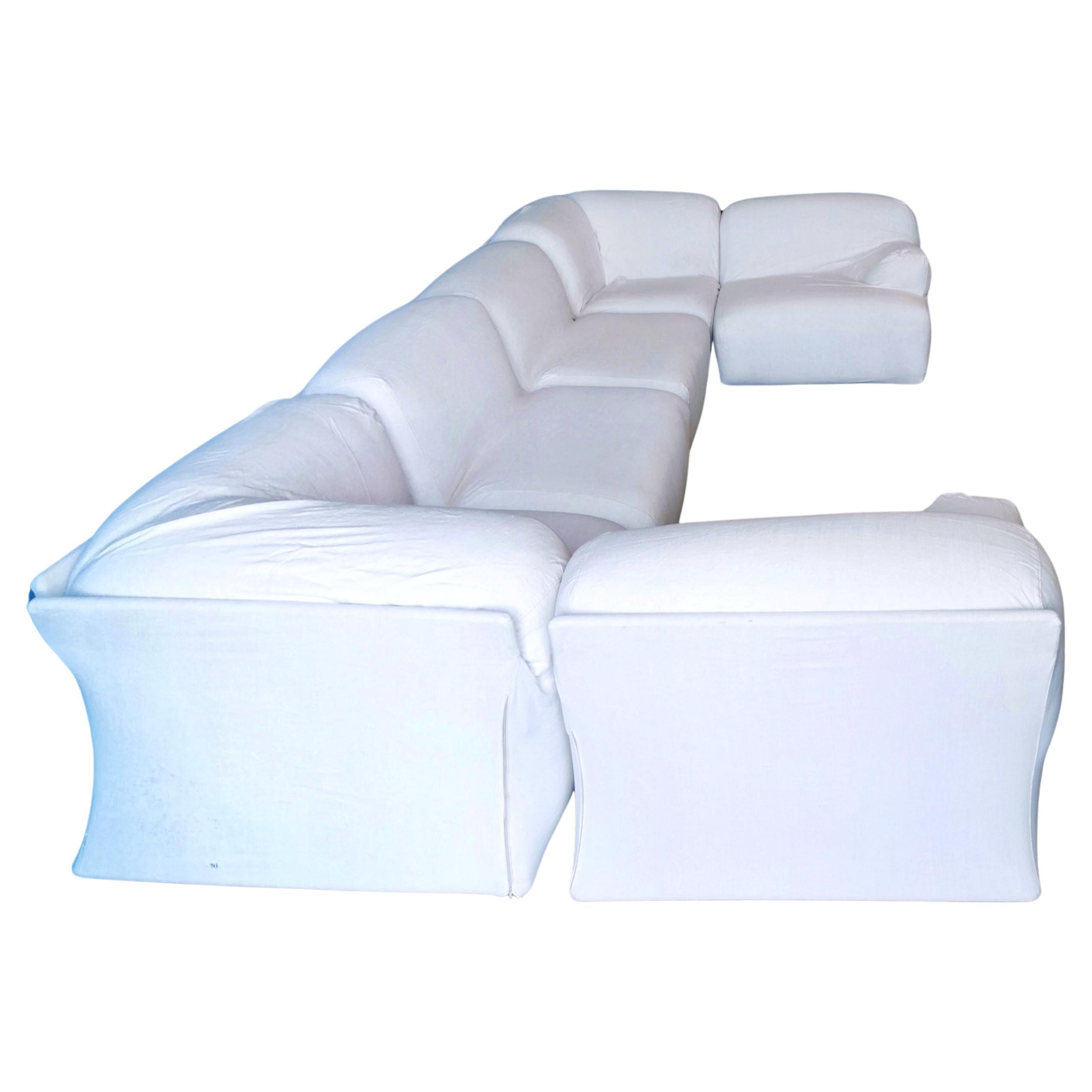 Il Divano Fiandra è un progetto di Vico Magistretti messo in produzione da Cassina nel 1975, il divano è composto da elementi modulari che compongono configurazioni in linea e ad angolo. La struttura è in multistrato di faggio mentre Il