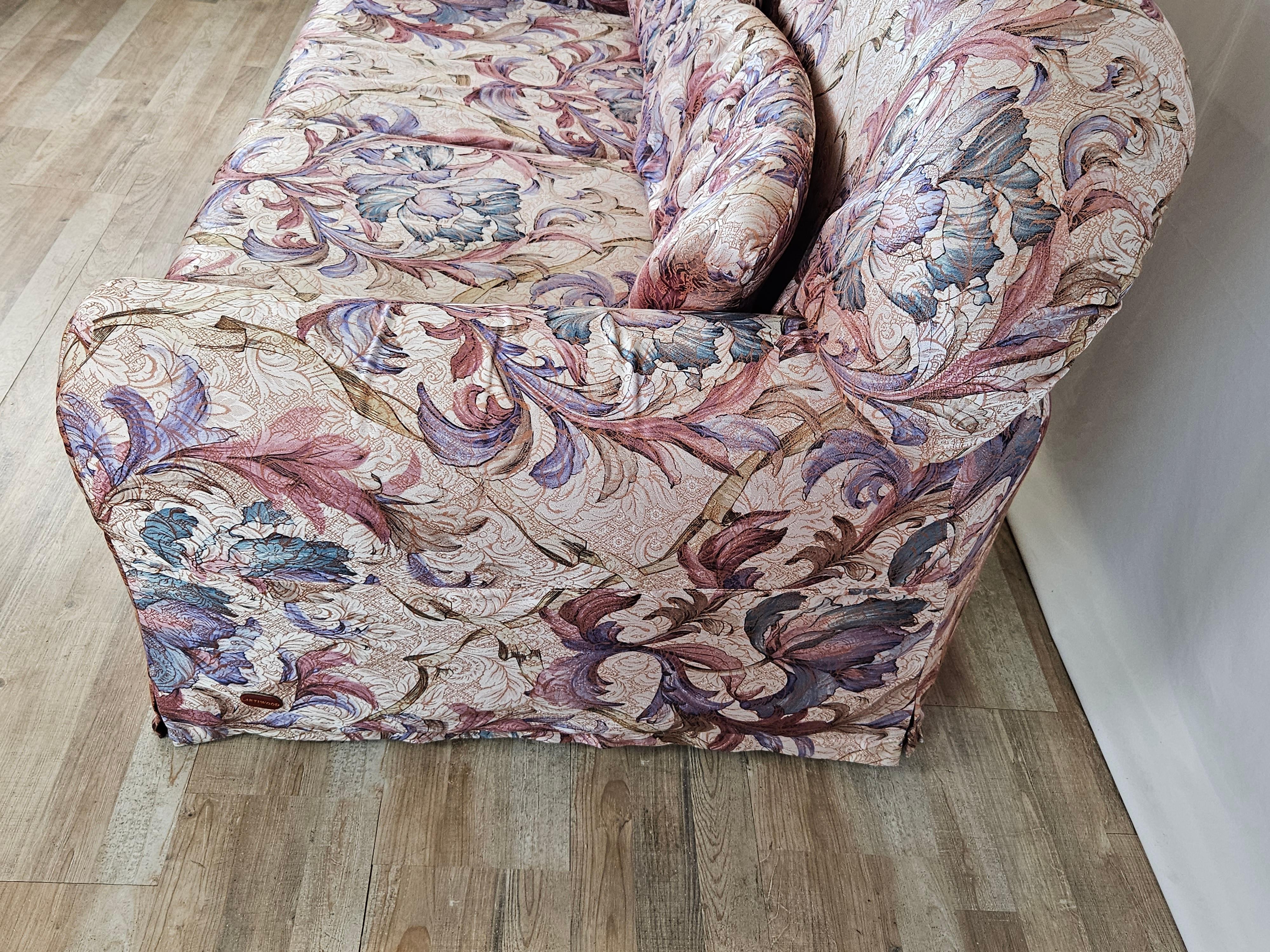 Modern and lively 1970s two-seater sofa upholstered in a very dramatic and eye-catching floral fabric.

The sofa is in very good condition, giving fresh and cheerful touches to modern and vintage environments.

Perfect in an entryway, summer house