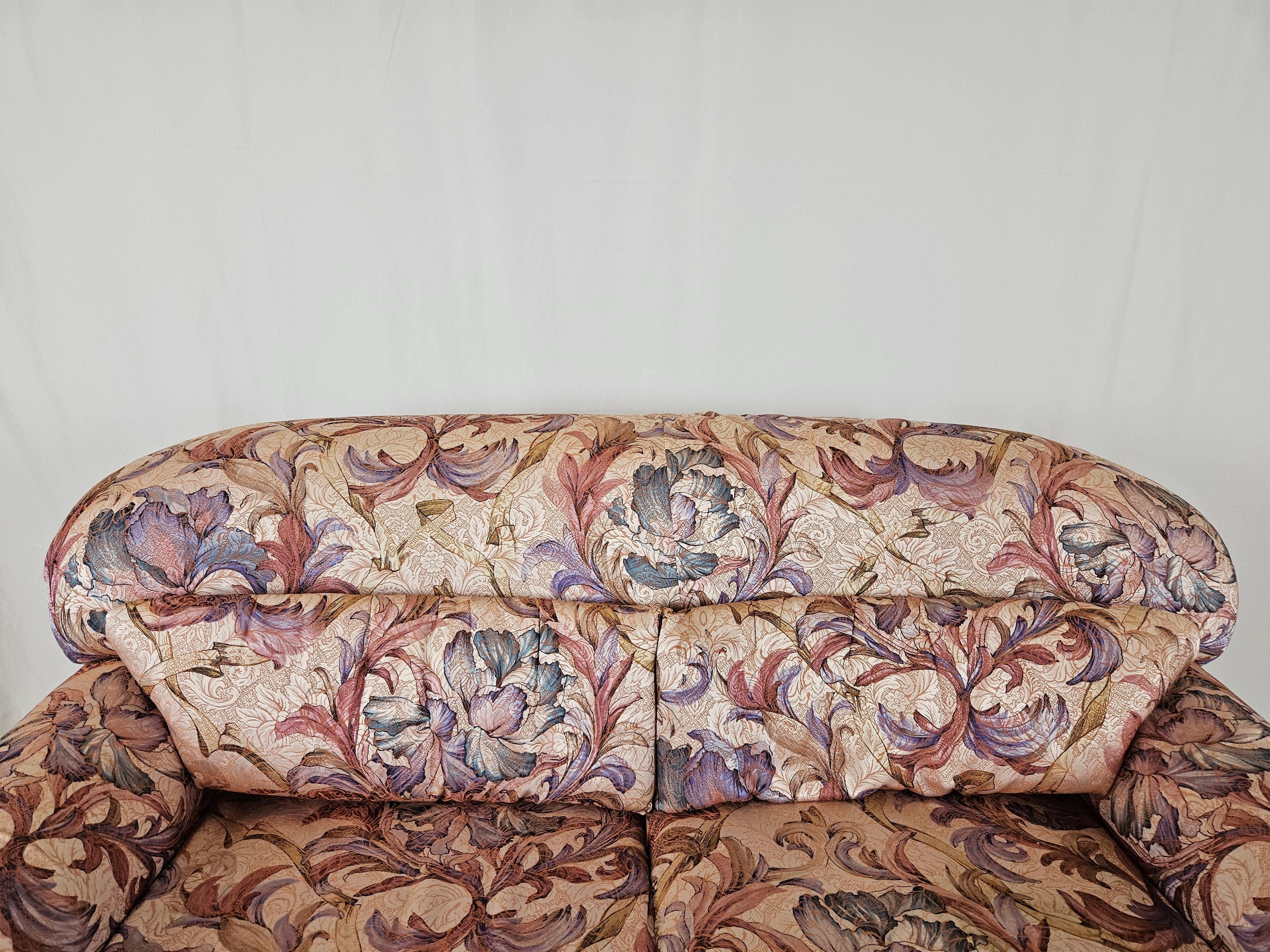 Zweisitzer-Sofa mit Blumenmuster aus den 1970er Jahren im Zustand „Gut“ im Angebot in Premariacco, IT
