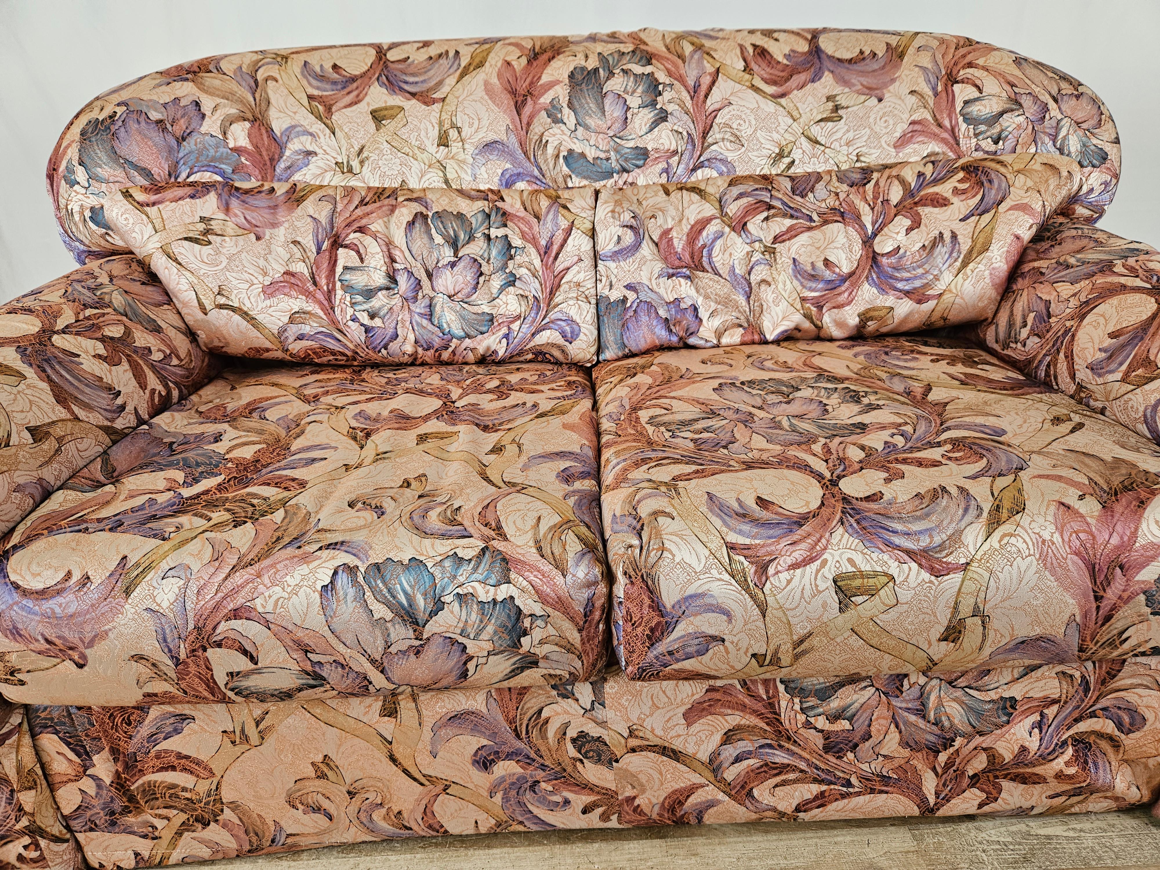 Floral two-seater sofa 1970s In Good Condition For Sale In Premariacco, IT
