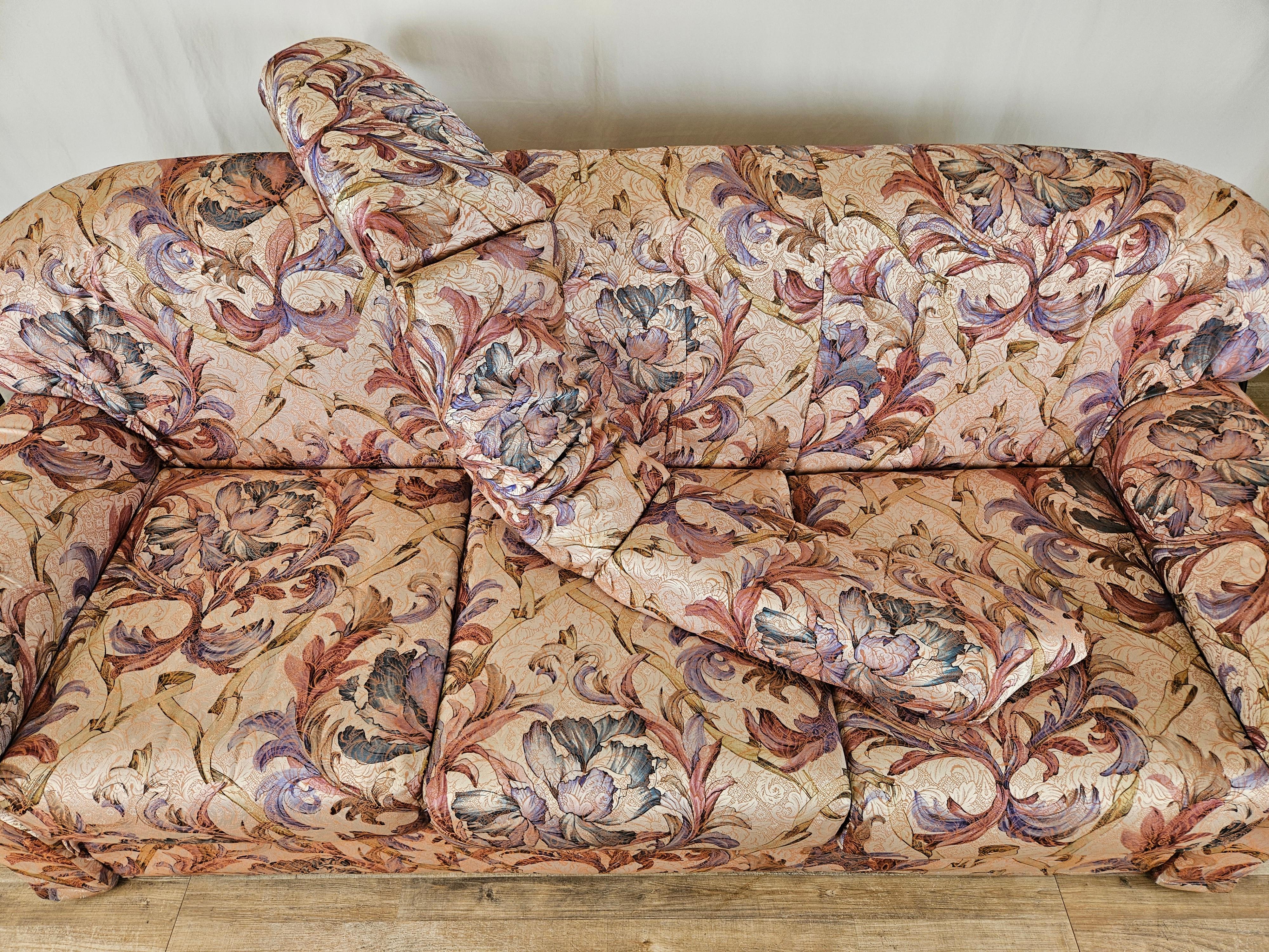 Floral three-seater sofa from the 1970s For Sale 2