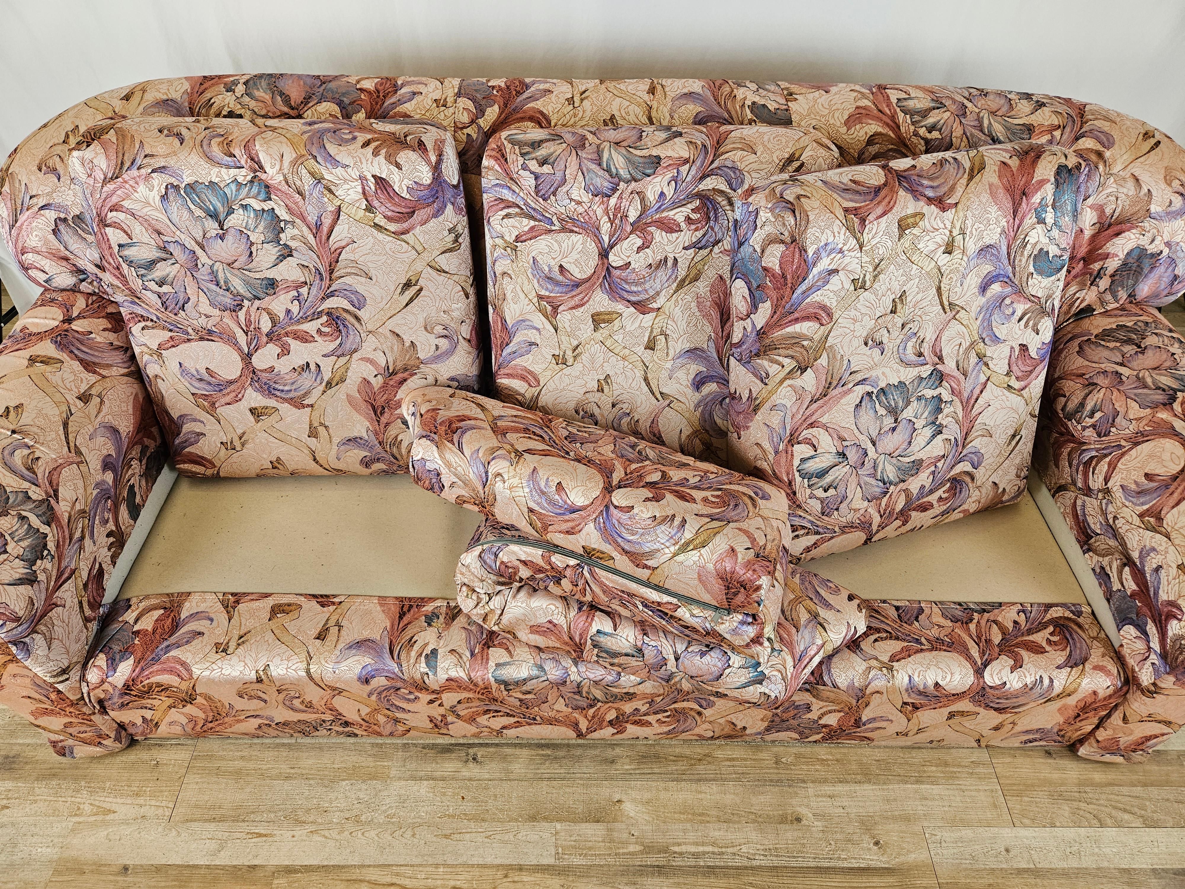 Floral three-seater sofa from the 1970s For Sale 3