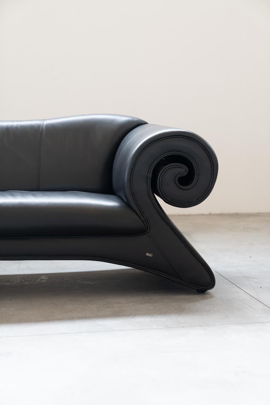 Divano GAUDI di Bretz
Splendida chaise-longue in pelle nera, progettata nel 1998 per la 	società tedesca Bretz
Difetti sulla pelle di un bracciolo, come da foto.
Stile
Modernista
Periodo del design
1990 - 1999
Periodo di produzione
1890 - 1919
Anno