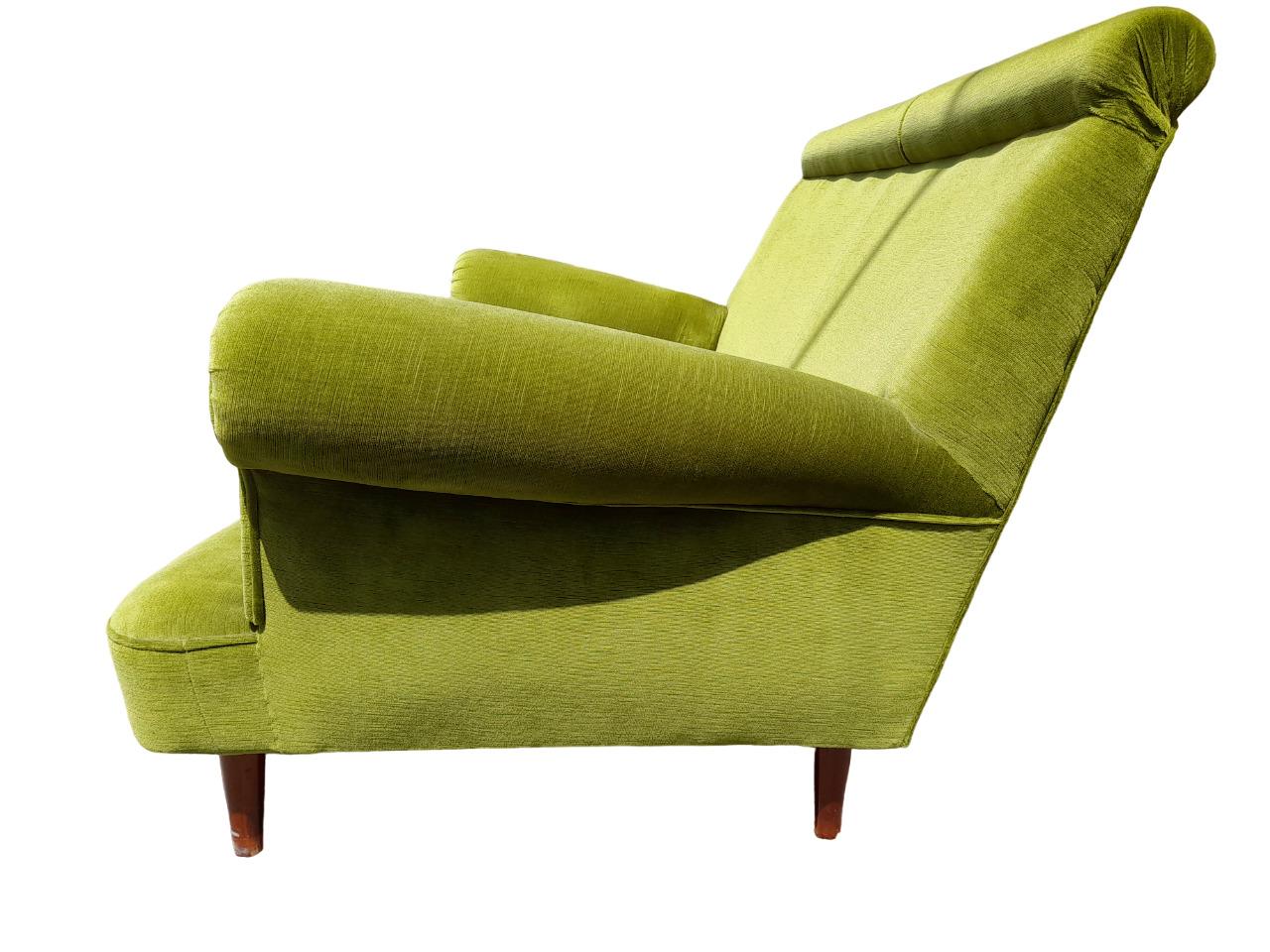 Italy 1960s two-seat upholstered sofa in green velvet For Sale 4
