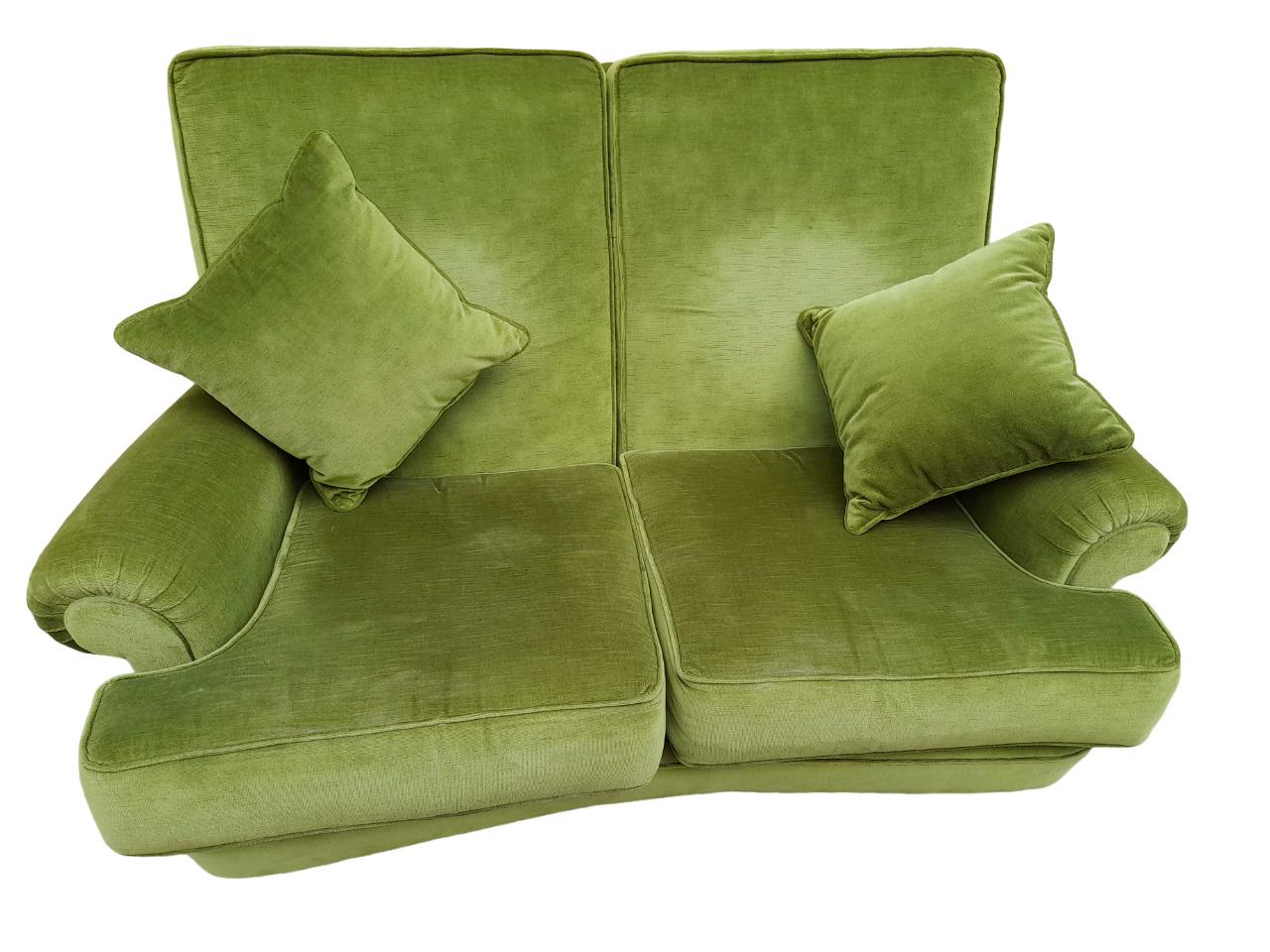 Italy 1960s two-seat upholstered sofa in green velvet In Good Condition For Sale In Firenze, FI