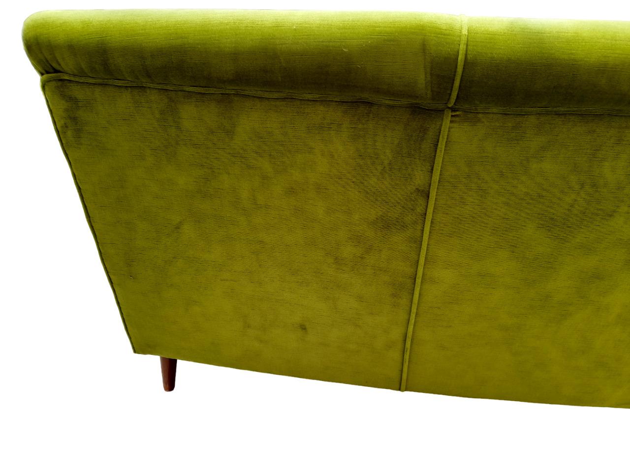 Italy 1960s two-seat upholstered sofa in green velvet For Sale 1