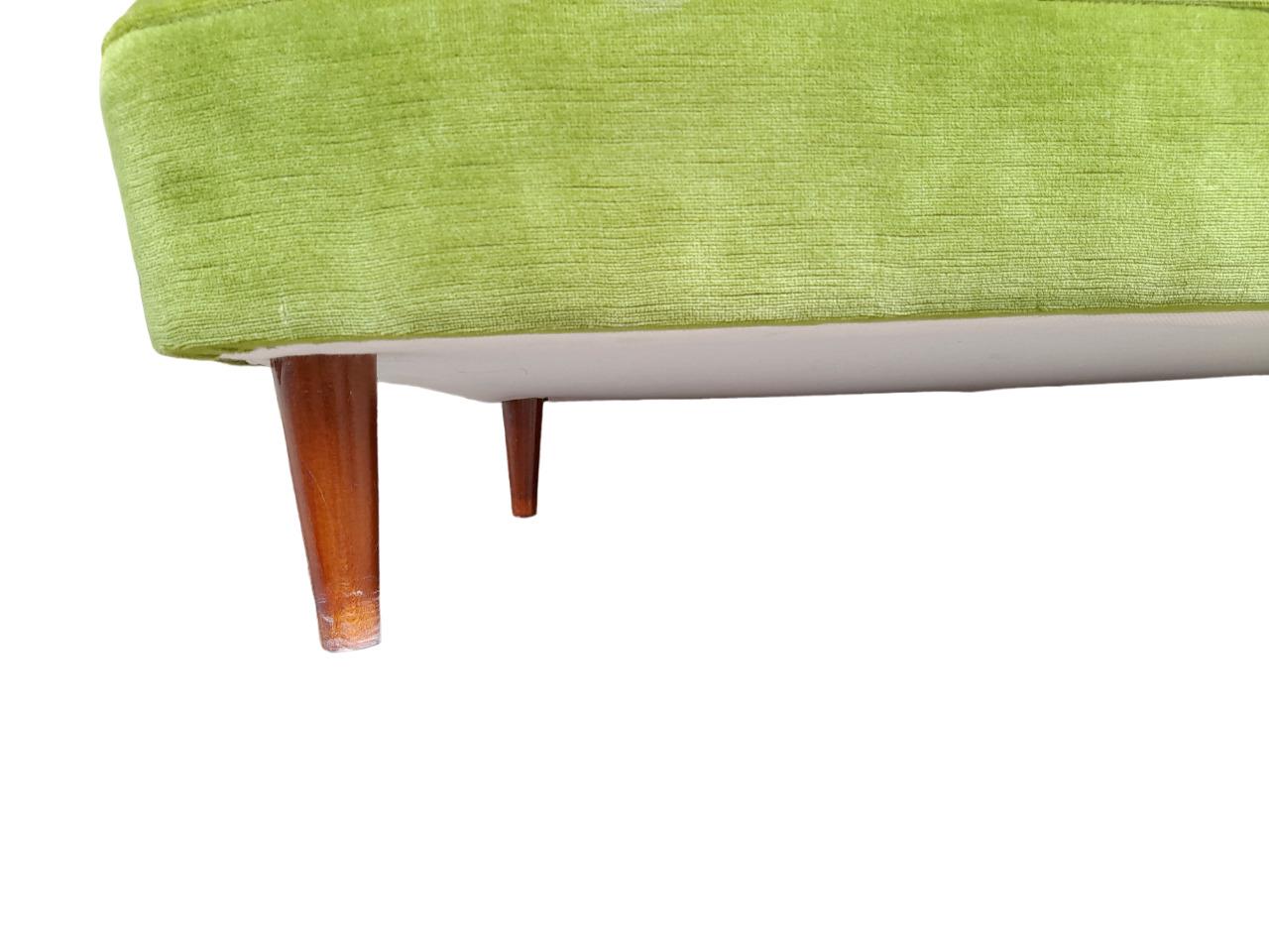 Italy 1960s two-seat upholstered sofa in green velvet For Sale 2
