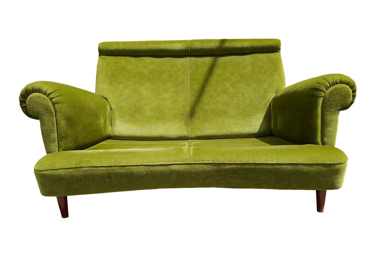 Italy 1960s two-seat upholstered sofa in green velvet For Sale 3