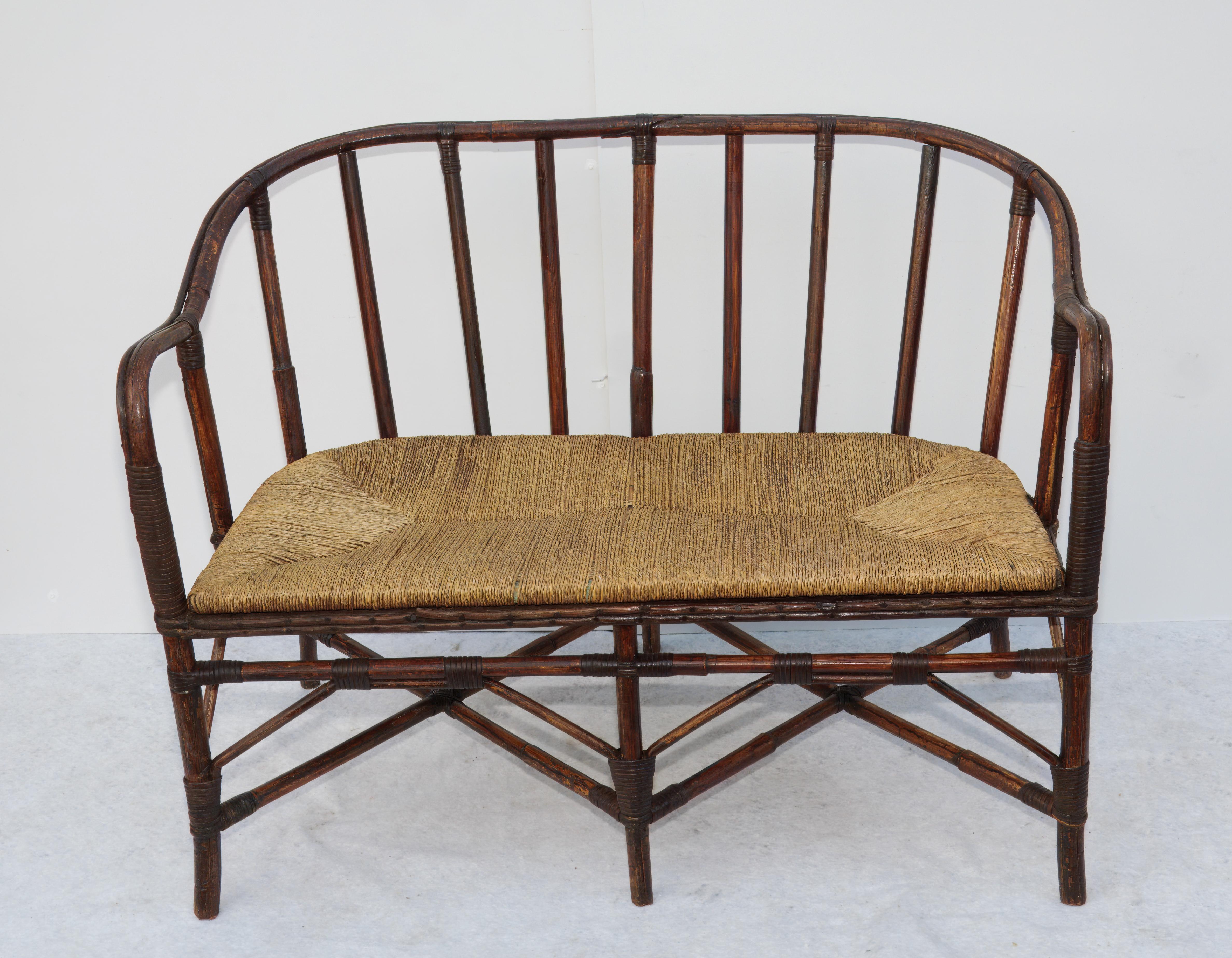 Divano in bambù e corda, Made in Italy, Anni '50. 
Particolare divano in bambù con seduta in corda. Il suo design si adatta ad ogni tipo di arredo. Le condizioni sono eccellenti, può presentare lievi segni del tempo dovuti all'età e