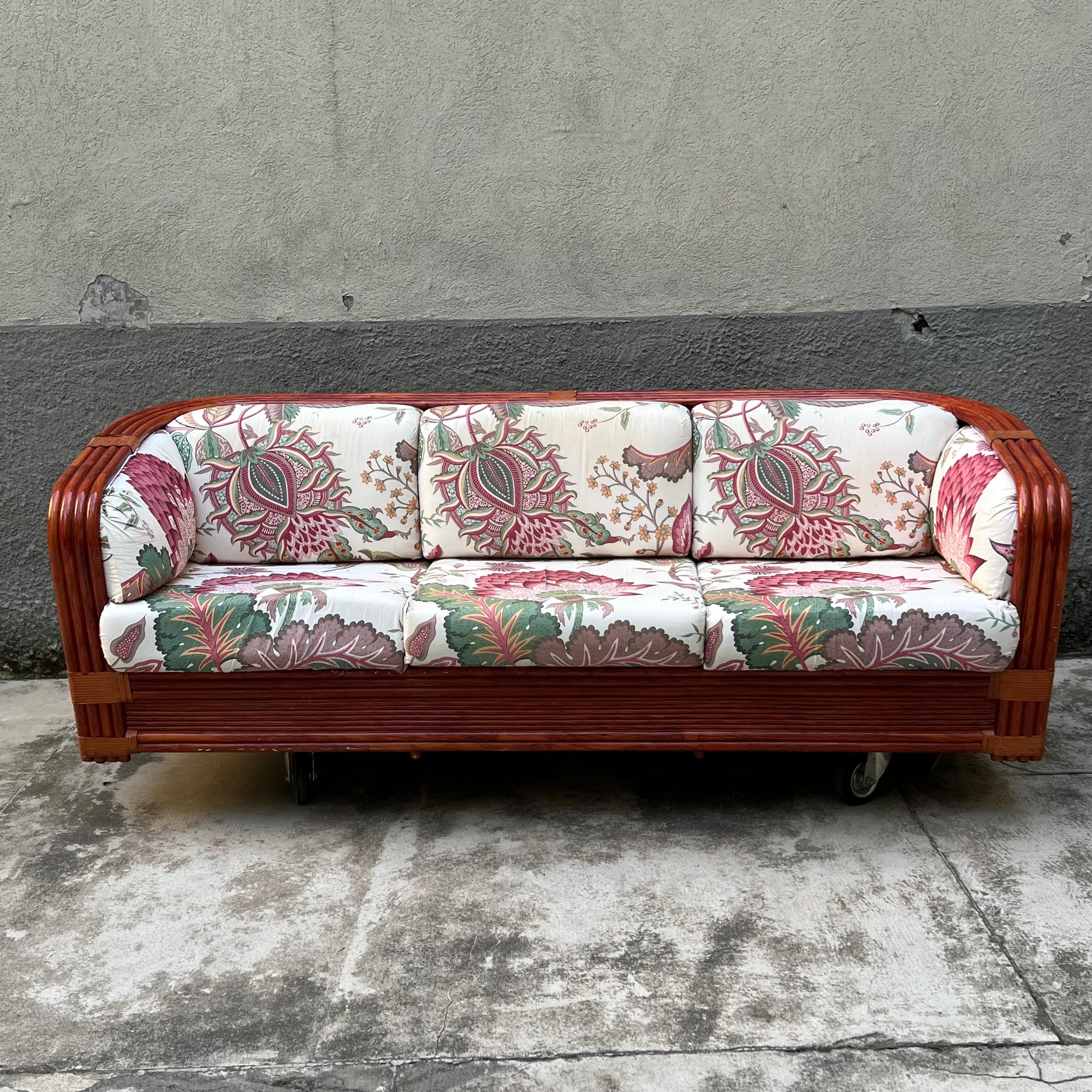 Sofá de bambú y ratán de Maugrion para Roche Bobois - Pieza única de diseño vintage

Sofá refinado de bambú y ratán fabricado por la célebre marca Maugrion 'Le rotin prestige' para Roche Bobois. 
Este elegante sofá forma parte de un juego de salón