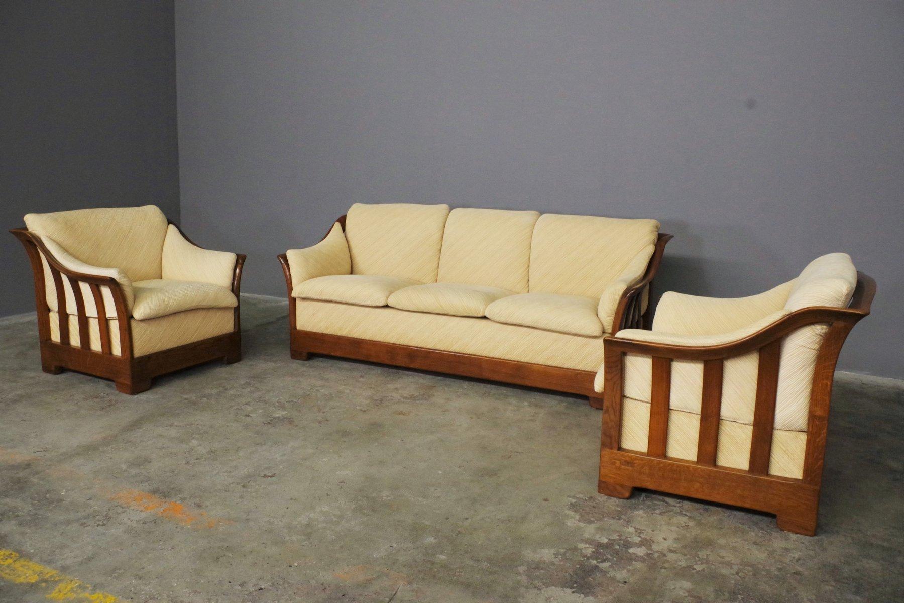Eine einzigartige Gelegenheit, Ihrem Zuhause einen Hauch von raffinierter Vintage-Eleganz zu verleihen. Wir präsentieren Ihnen ein herrliches Loungeset, bestehend aus einem Dreisitzer-Sofa und zwei Sesseln, das in den 1970er Jahren von dem berühmten