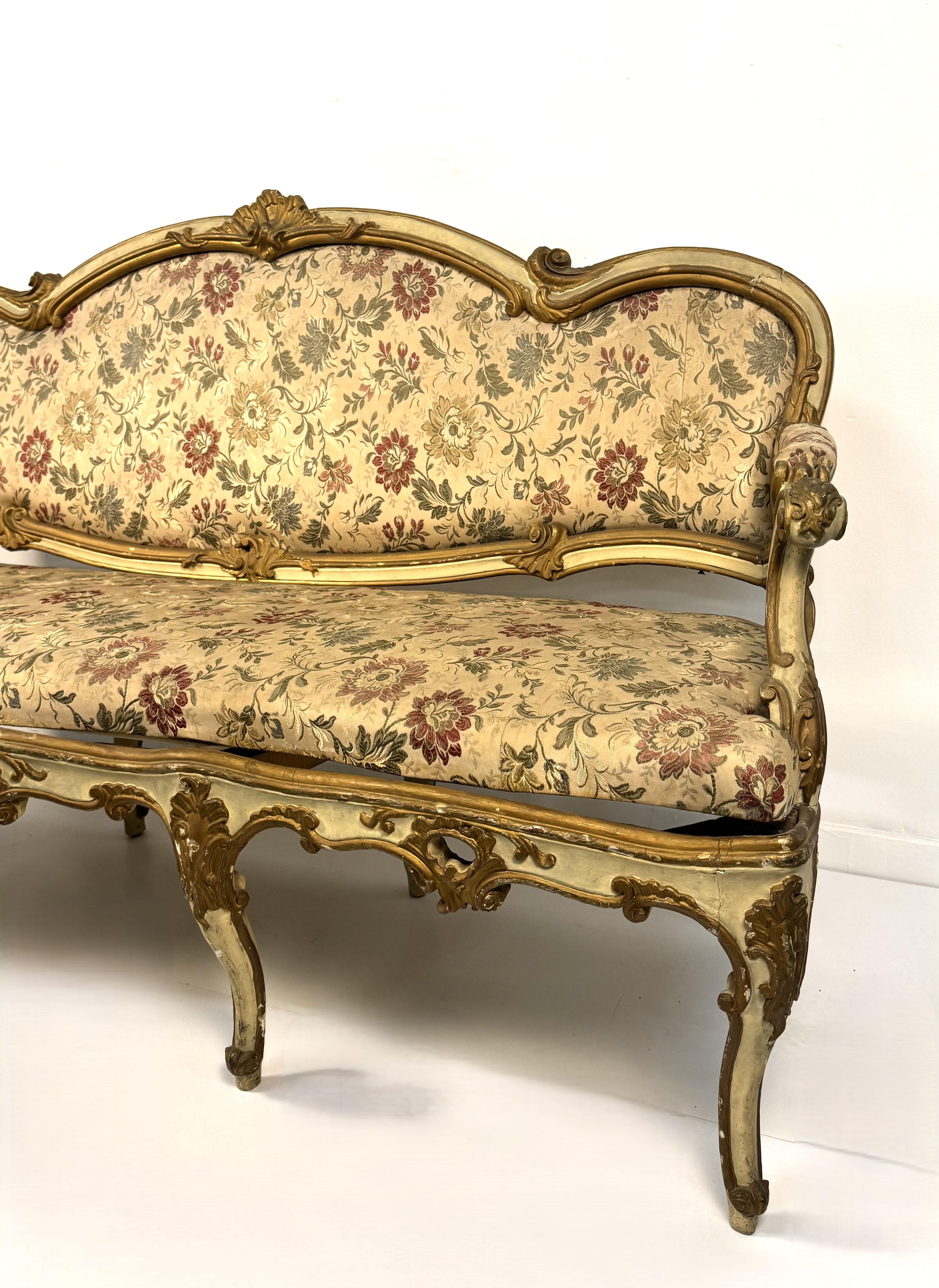 Italian Lacquered and gilded wooden sofa, Lombardy, 18th century For Sale