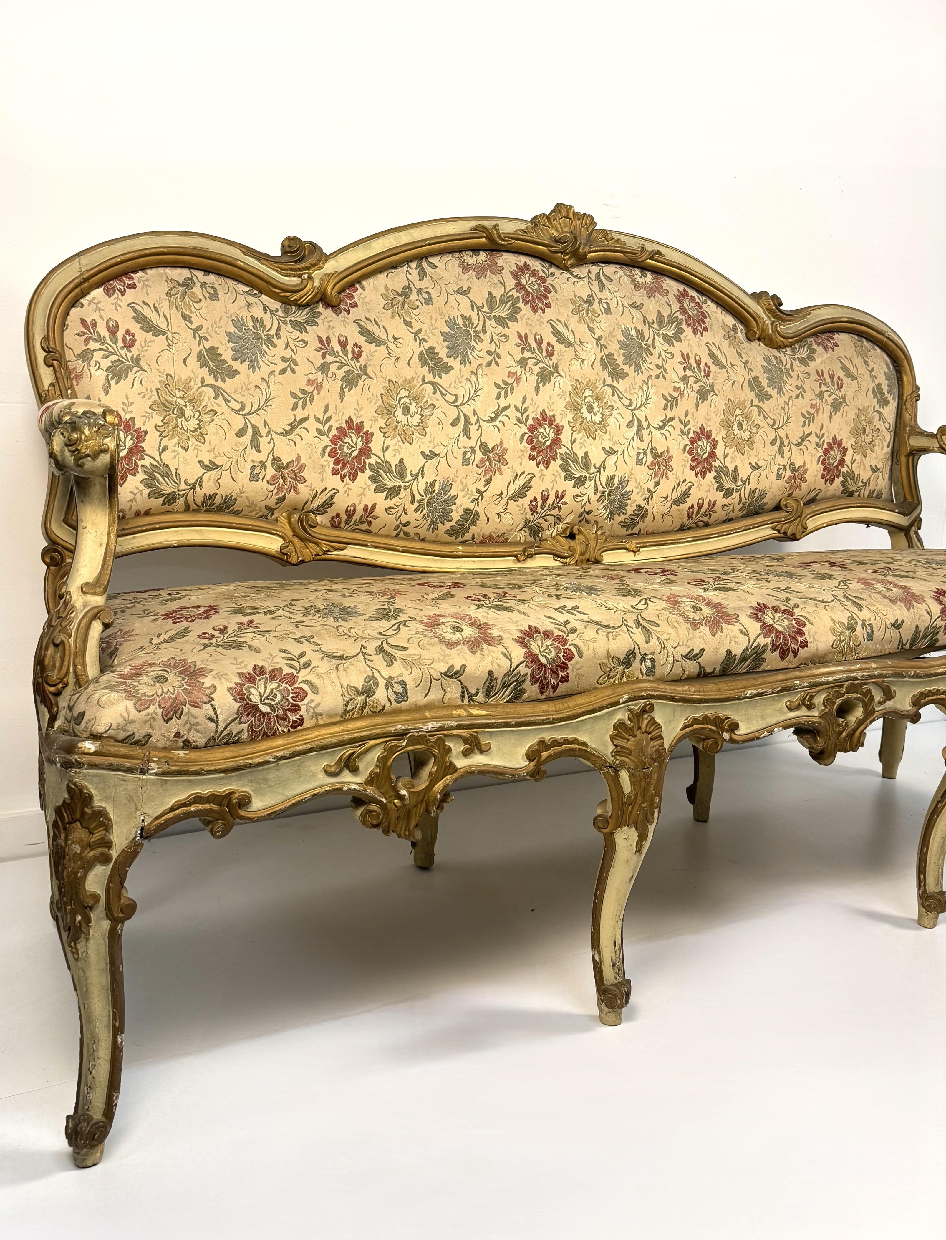 Lacquered and gilded wooden sofa, Lombardy, 18th century In Good Condition For Sale In Milano, IT