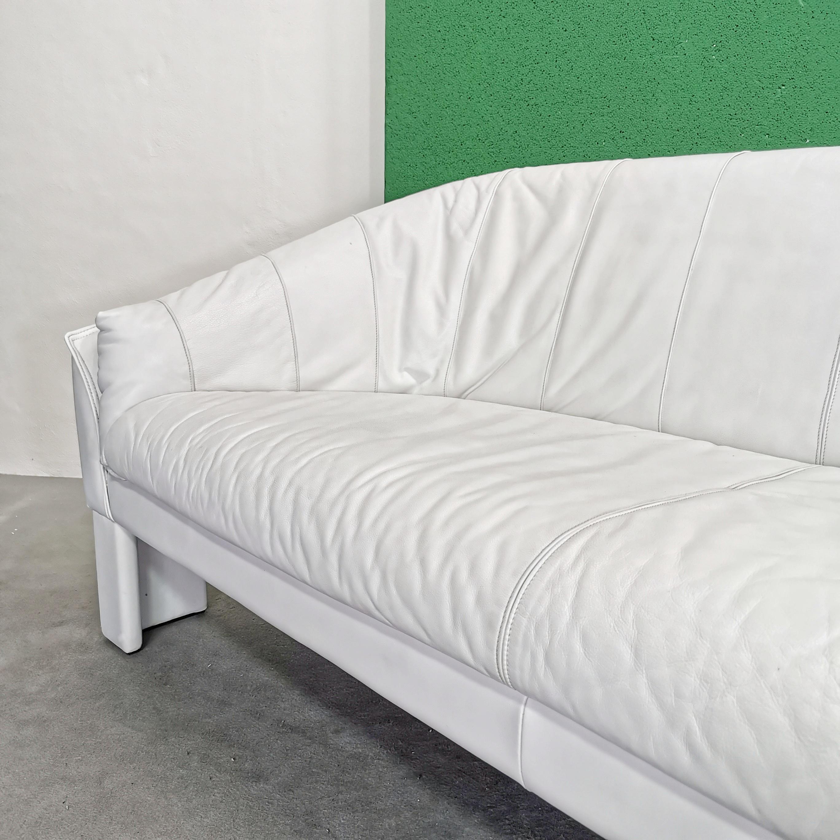 1980s white leather sofa manufactured by Marac For Sale 4