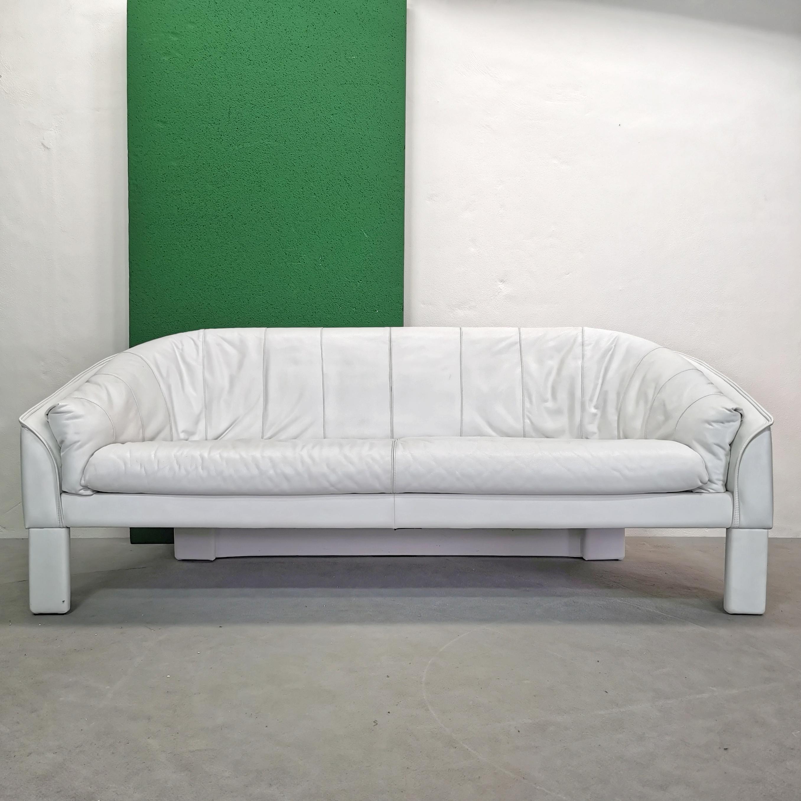 This leather sofa is a testament to 1980s style.
the shape of the semi-circle back makes it particularly elegant and distinctive from other models featured.
The Marac manufacturing brand is synonymous with the highest quality that has been