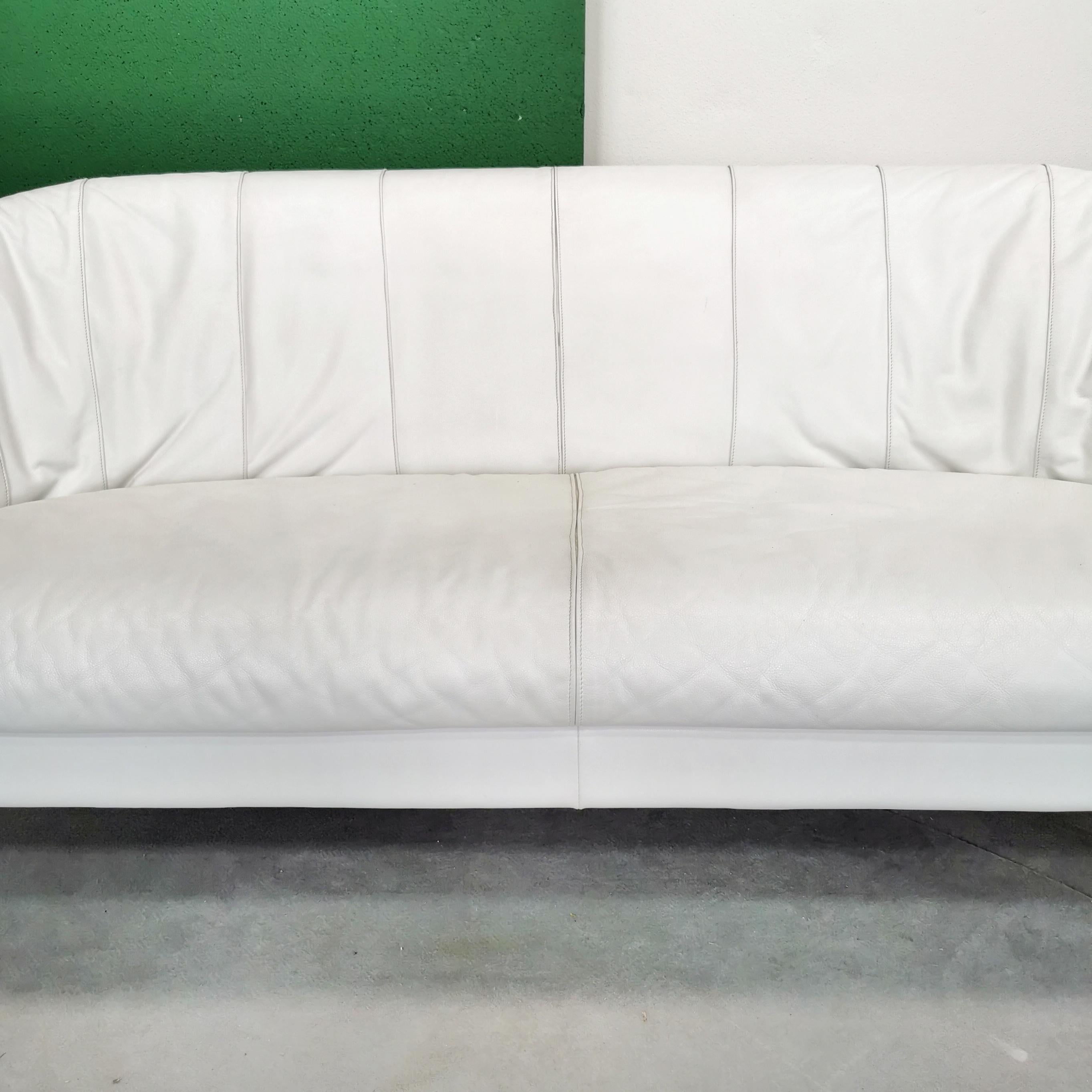 1980s white leather sofa manufactured by Marac In Good Condition For Sale In Milano, MI