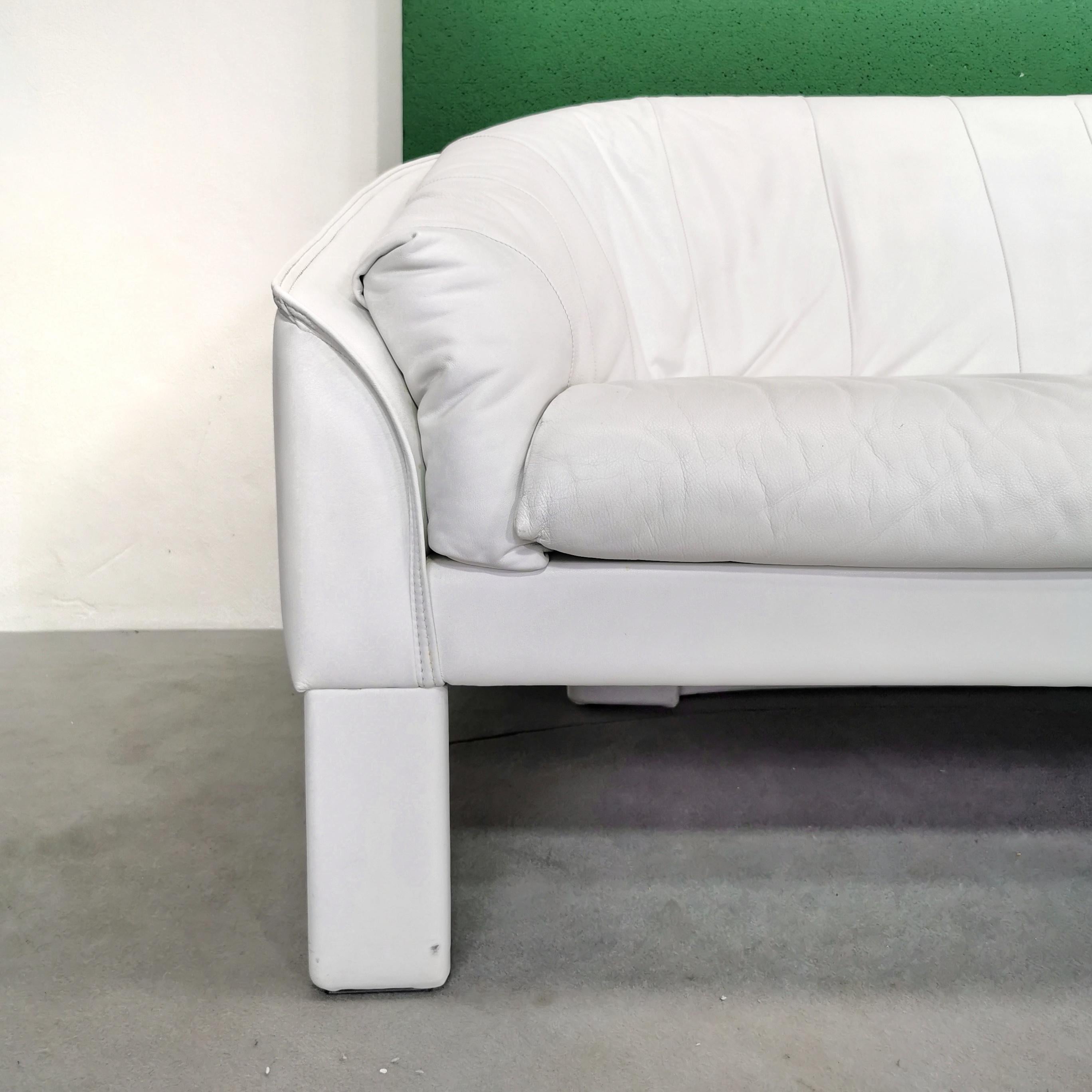 20th Century 1980s white leather sofa manufactured by Marac For Sale