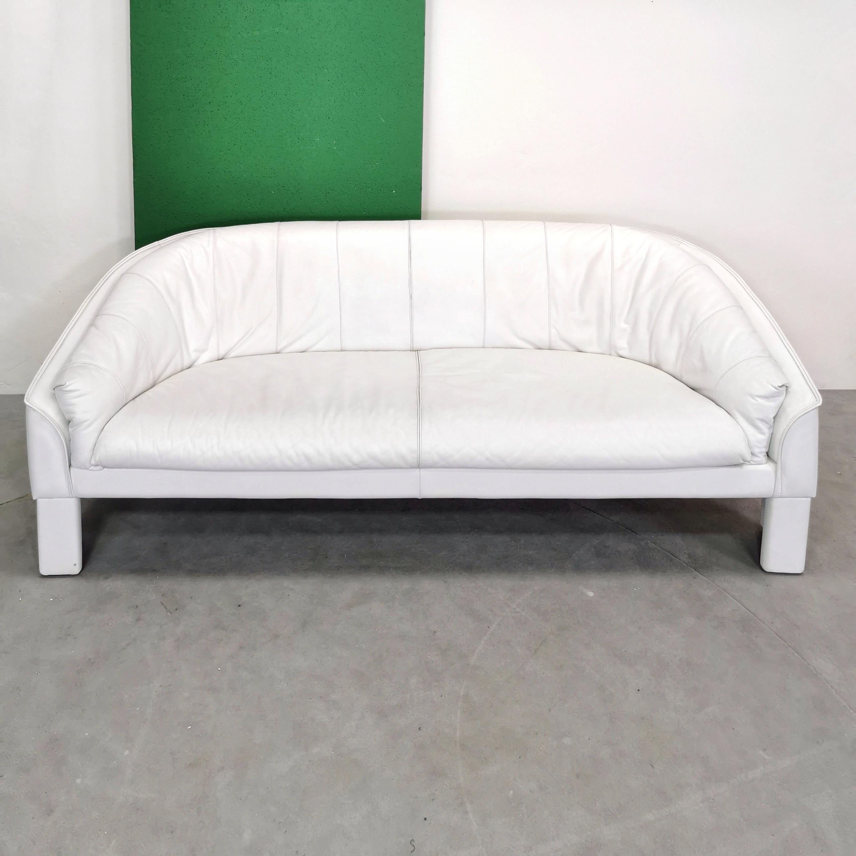 Leather 1980s white leather sofa manufactured by Marac For Sale