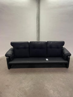 Divano in pelle nera modello Coronado di Tobia Scarpa per B&B Italia