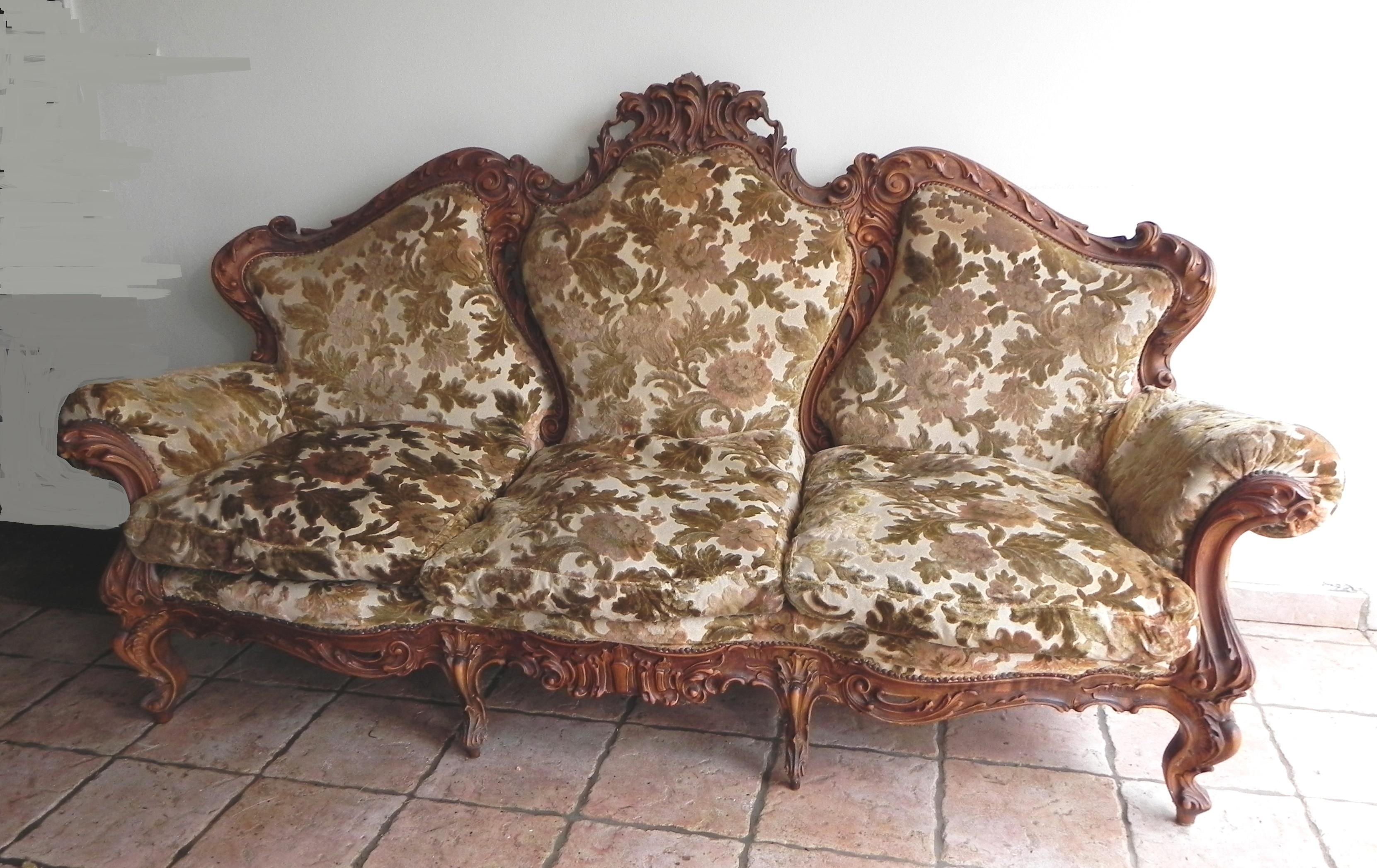 Divano 3 posti, stile barocco Siciliano, anni '70. Il divano è originale anni '70, proviene da Palermo. Gusto e stile tipicamente Barocco, struttura in legno di ulivo con intagli a mano di altissimo livello artigianale. Tessuto Sanderson con disegni