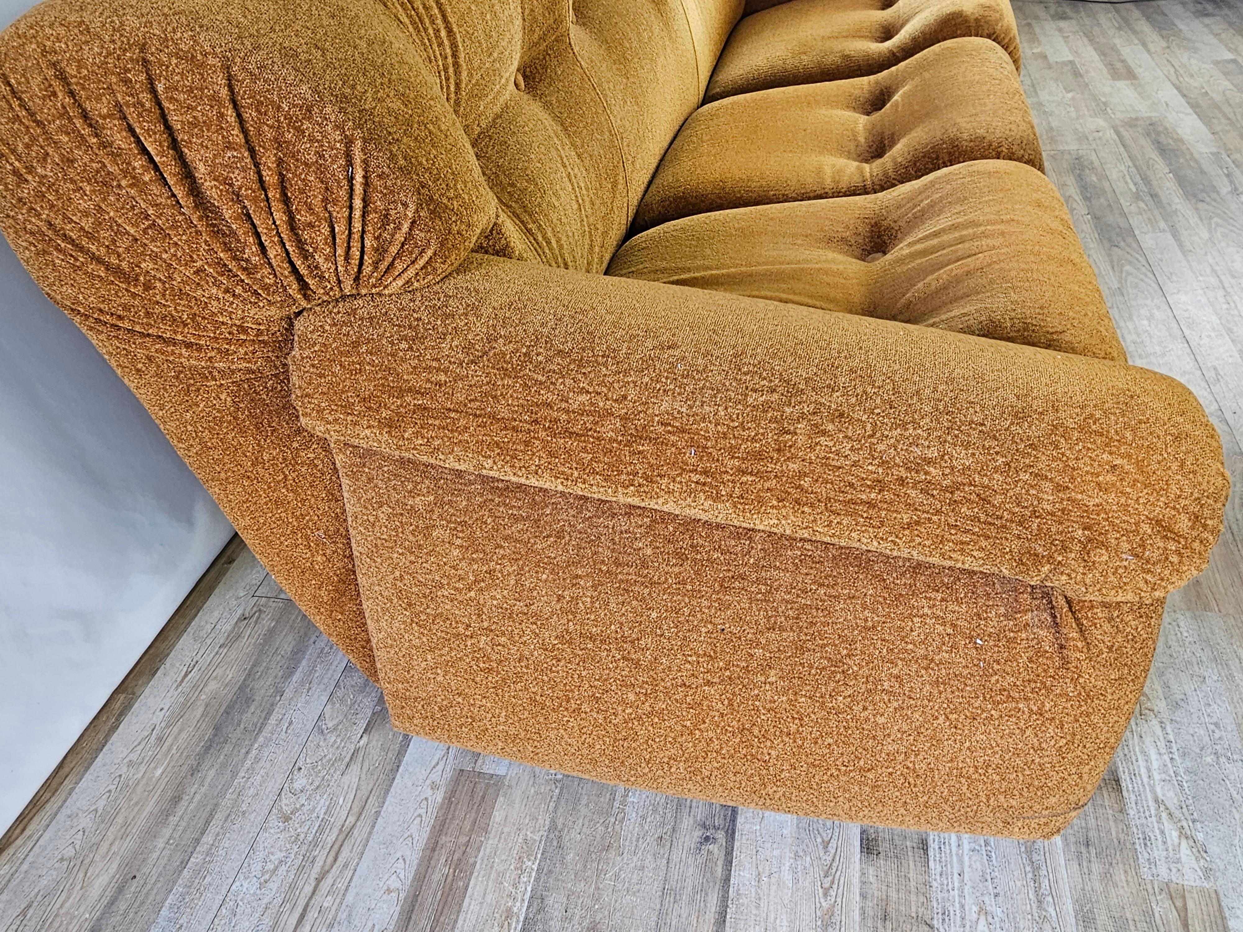 Divano di design anni '70, produzione italiana di alta qualità e manifattura della DOIMO Salotti Made in Italy.

Il divano è un tre posti rivestito in stoffa, pronto all'uso grazie alla sua comodità e al suo comfort di seduta.

Seduta H 42cm.