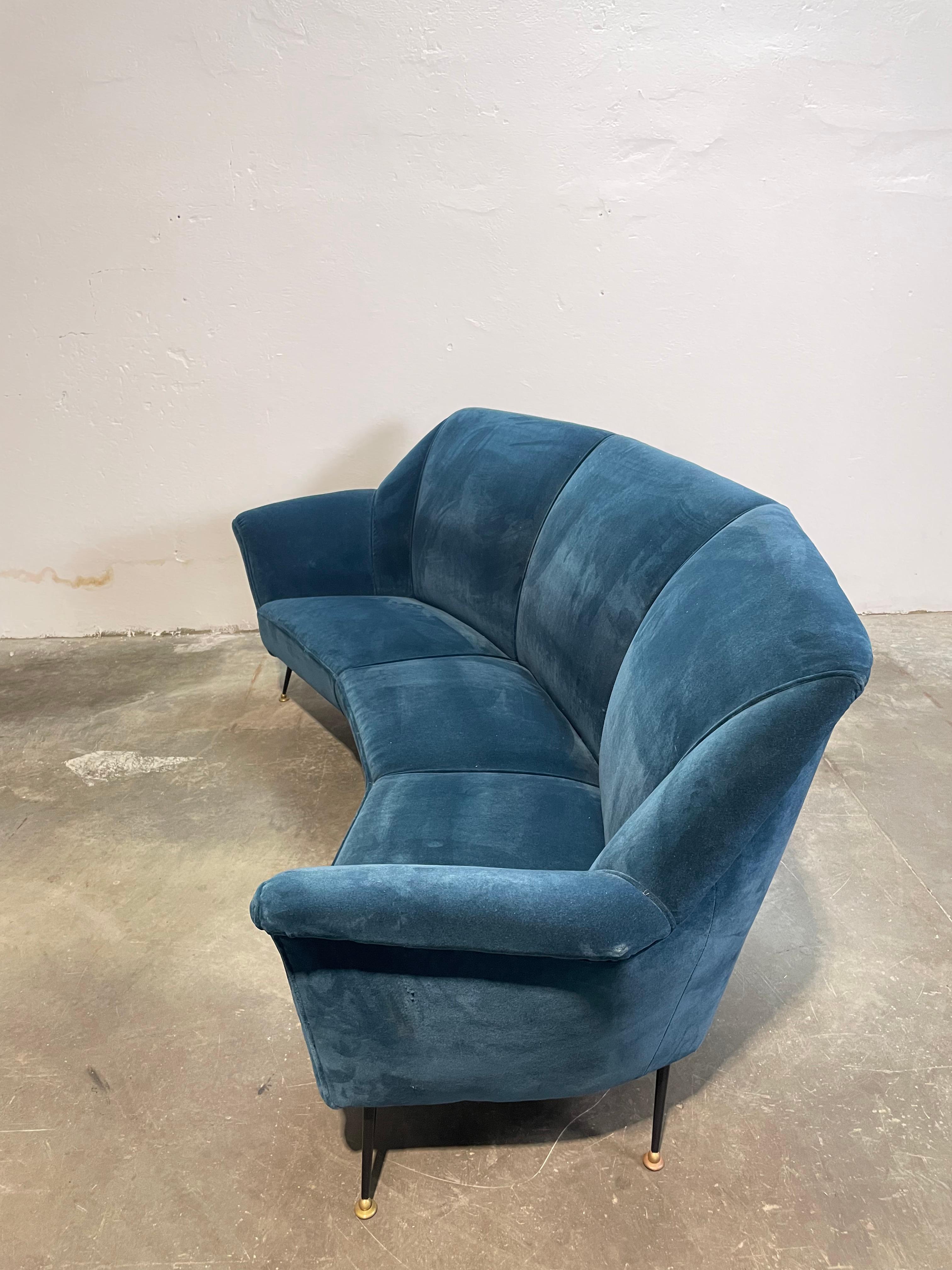 Mid-Century Modern Divano in velluto blu in stile ico parisi For Sale