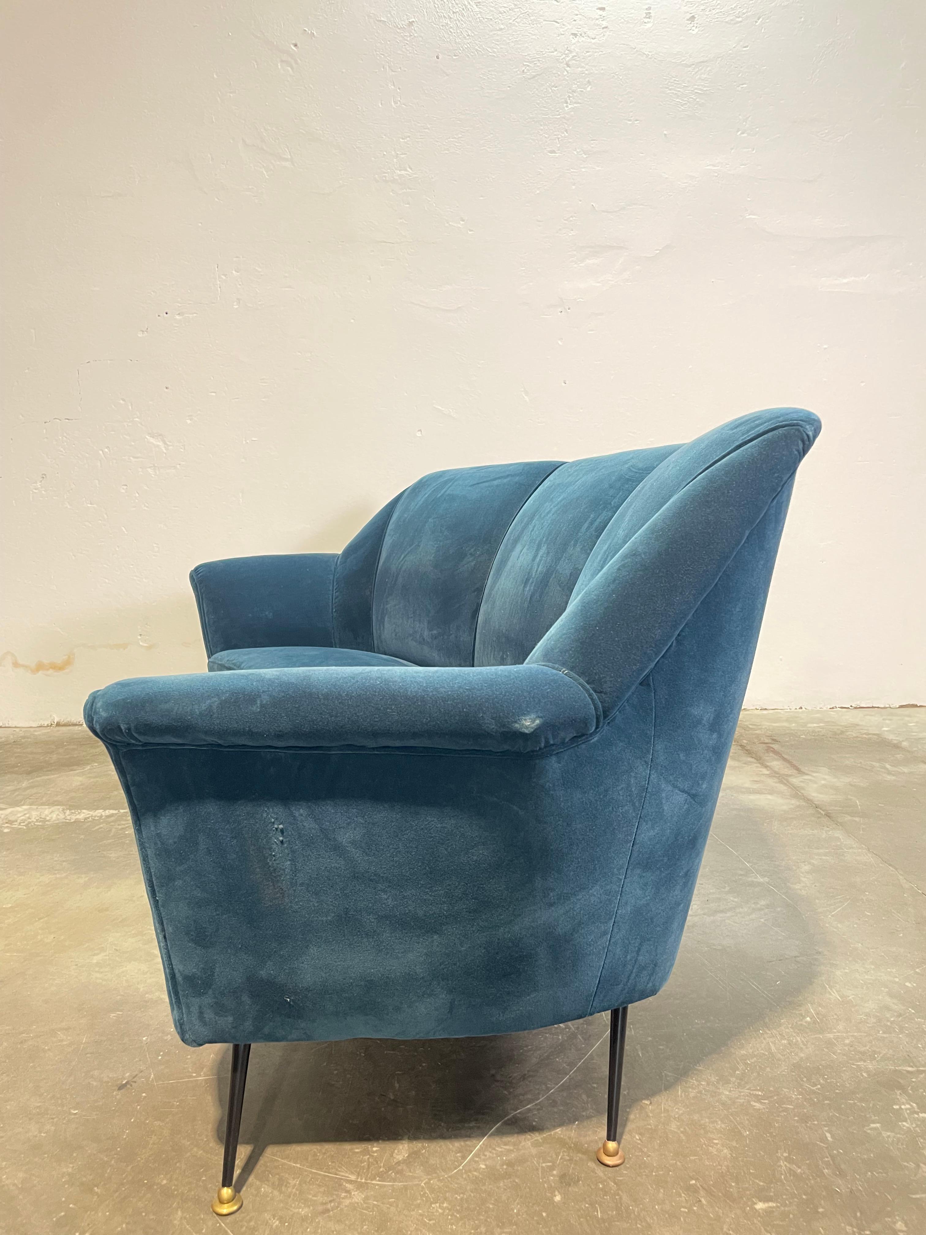 Italian Divano in velluto blu in stile ico parisi For Sale