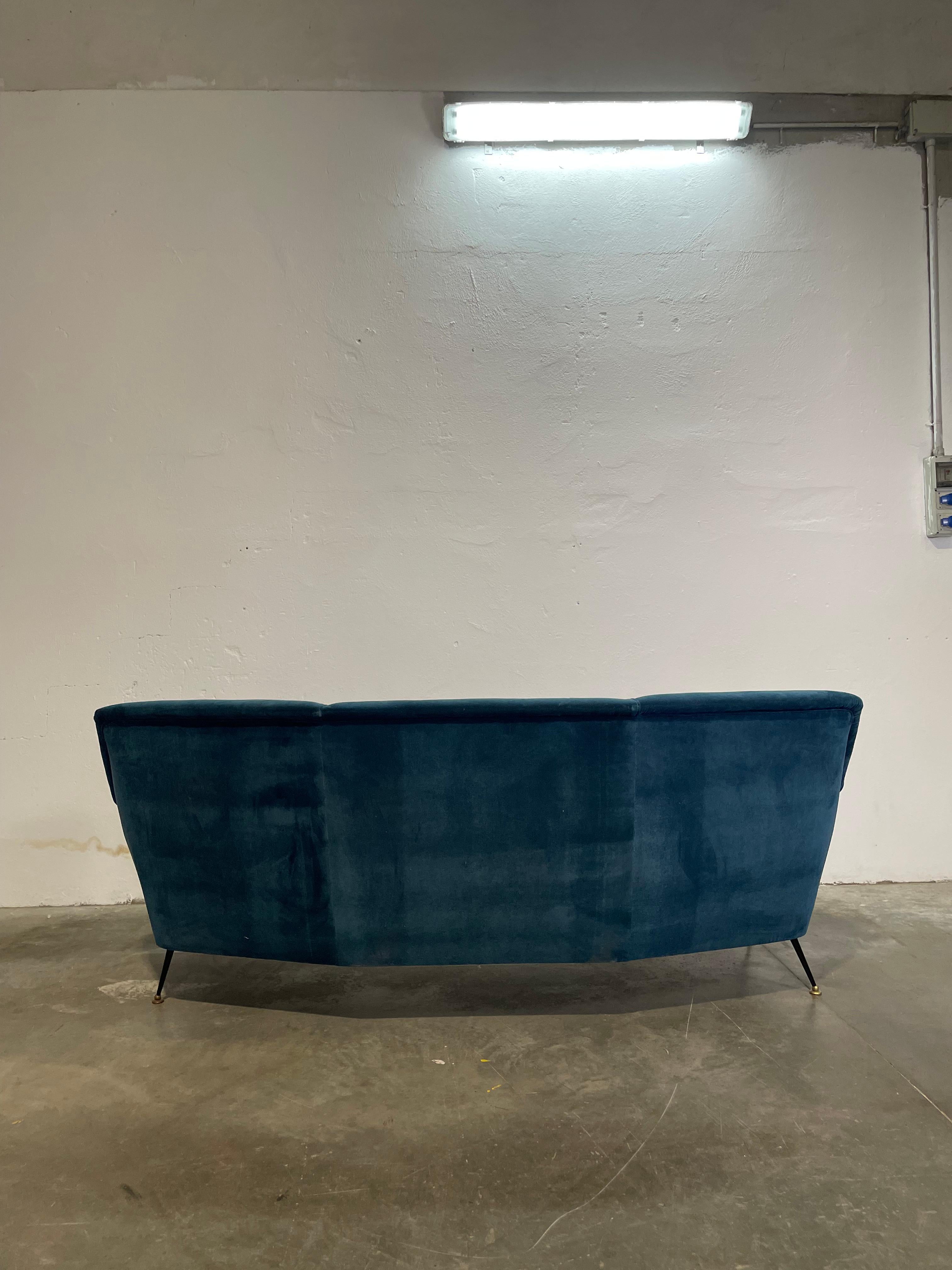 Divano in velluto blu in stile ico parisi In Good Condition For Sale In Ghedi, IT