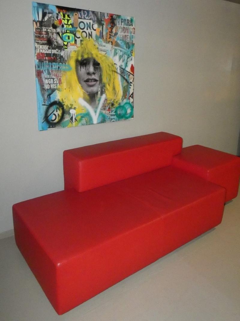 Das moderne Sofa mit Pelle Frau® Color System-Leder, dem besten Rohmaterial europäischen Ursprungs, ist ein Synonym für Farbe.

Die Leitung der Paletten wird dem Frau®-Farbsystem anvertraut, das seit 1987 das Tonregister für neue Farbvarianten