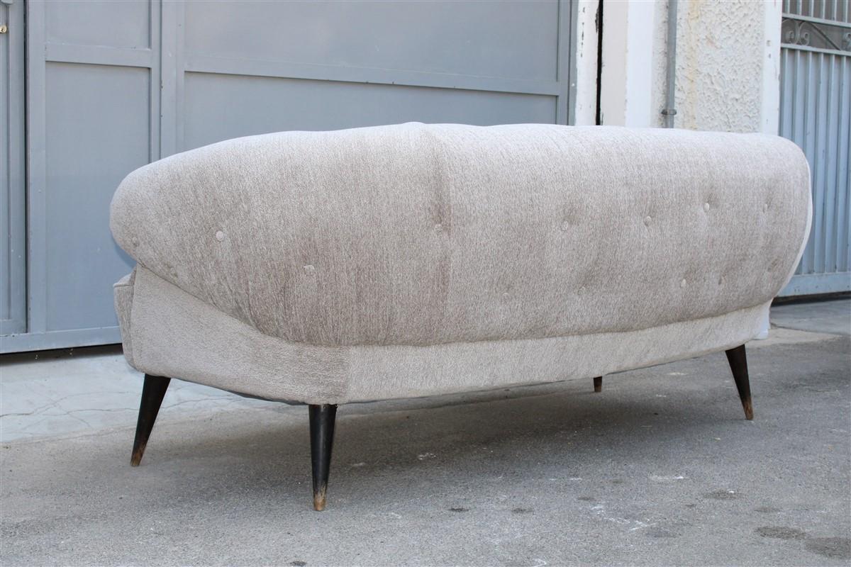 Canapé italien du milieu du siècle Guglielmo Ulrich style tissu chenille gris en vente 11