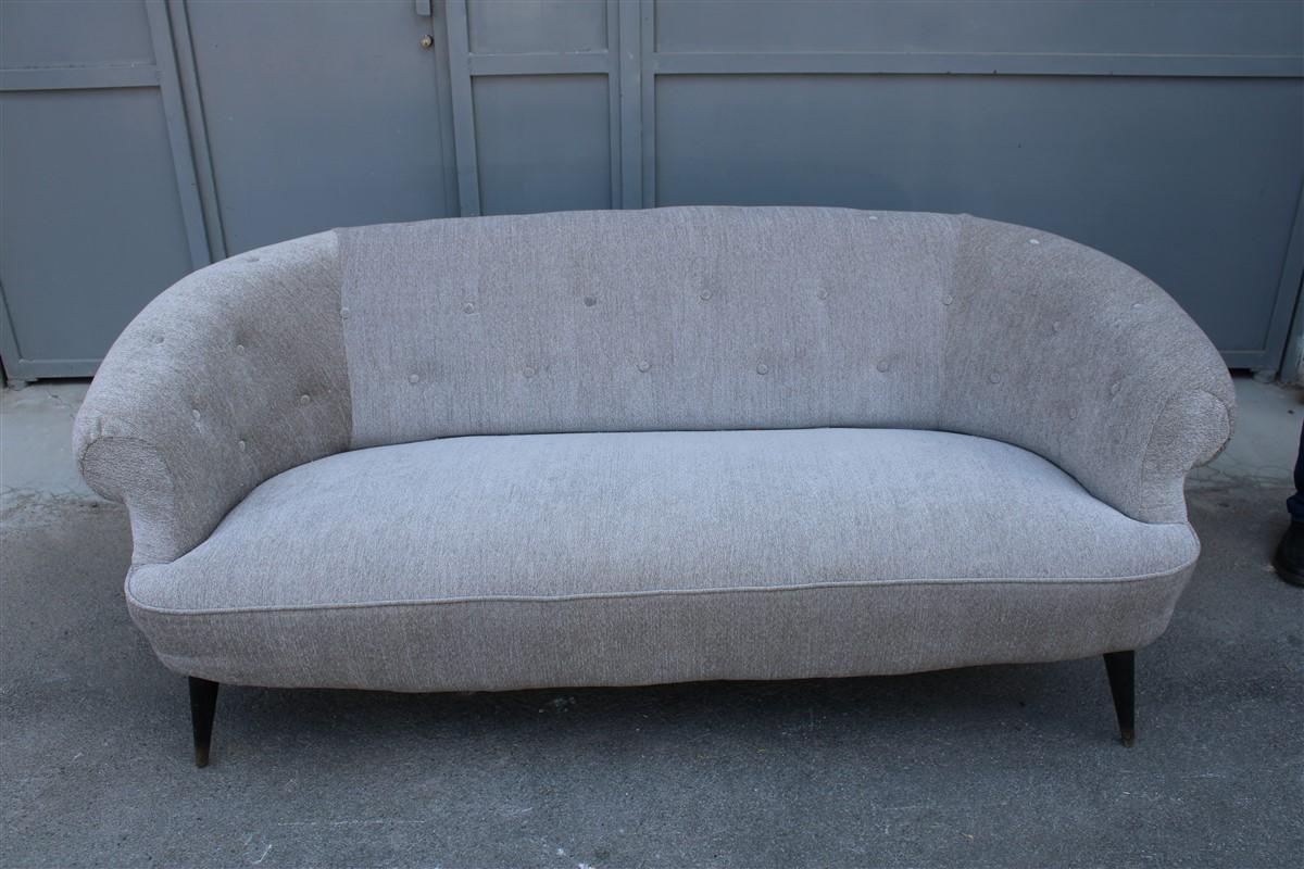Mid-Century Modern Canapé italien du milieu du siècle Guglielmo Ulrich style tissu chenille gris en vente